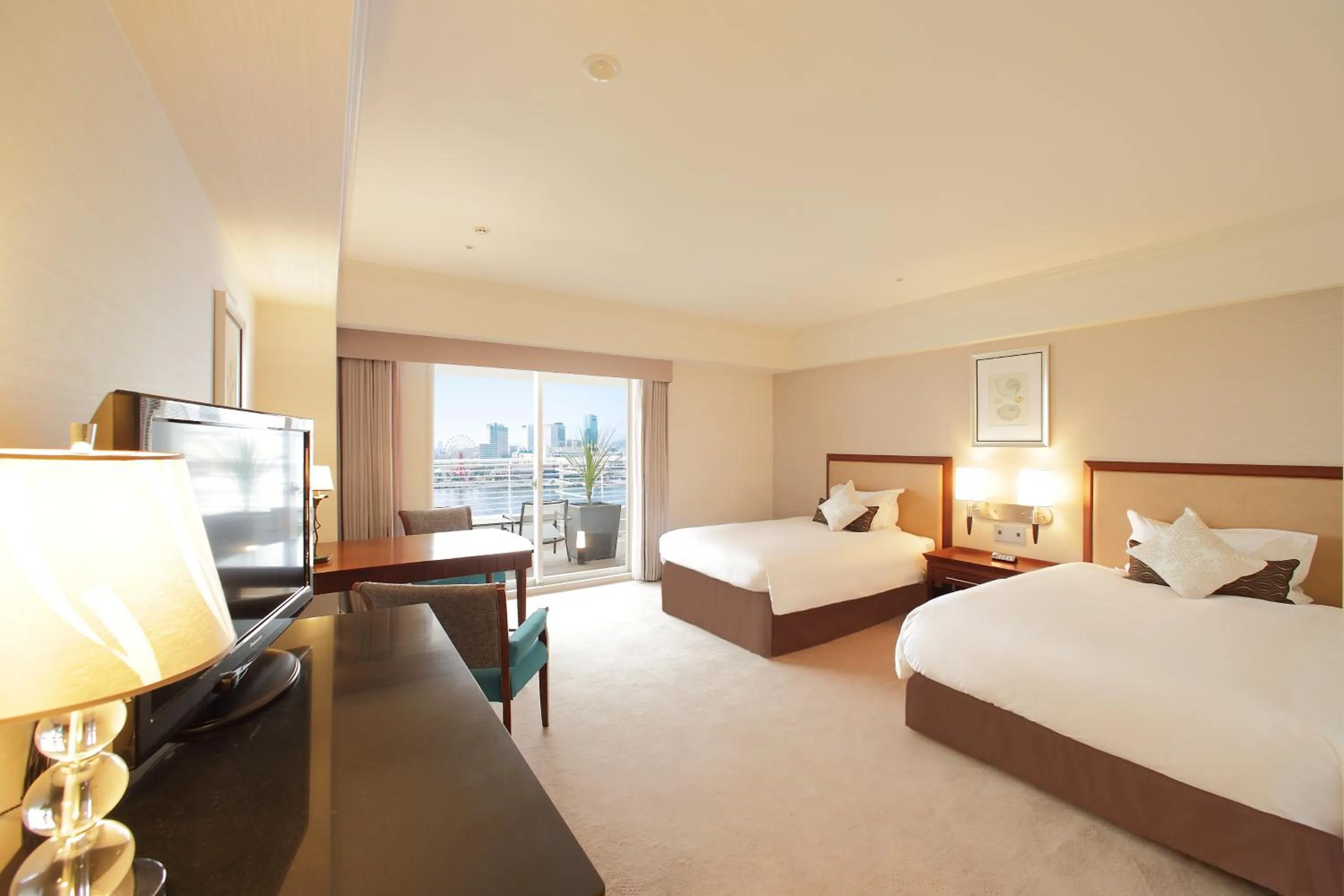 Photo of the whole room, Bed in Kobe Meriken Park Oriental Hotel