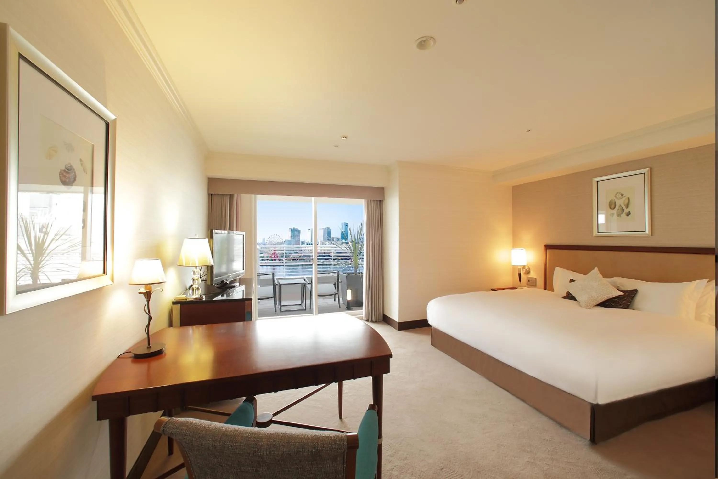 Photo of the whole room, Bed in Kobe Meriken Park Oriental Hotel