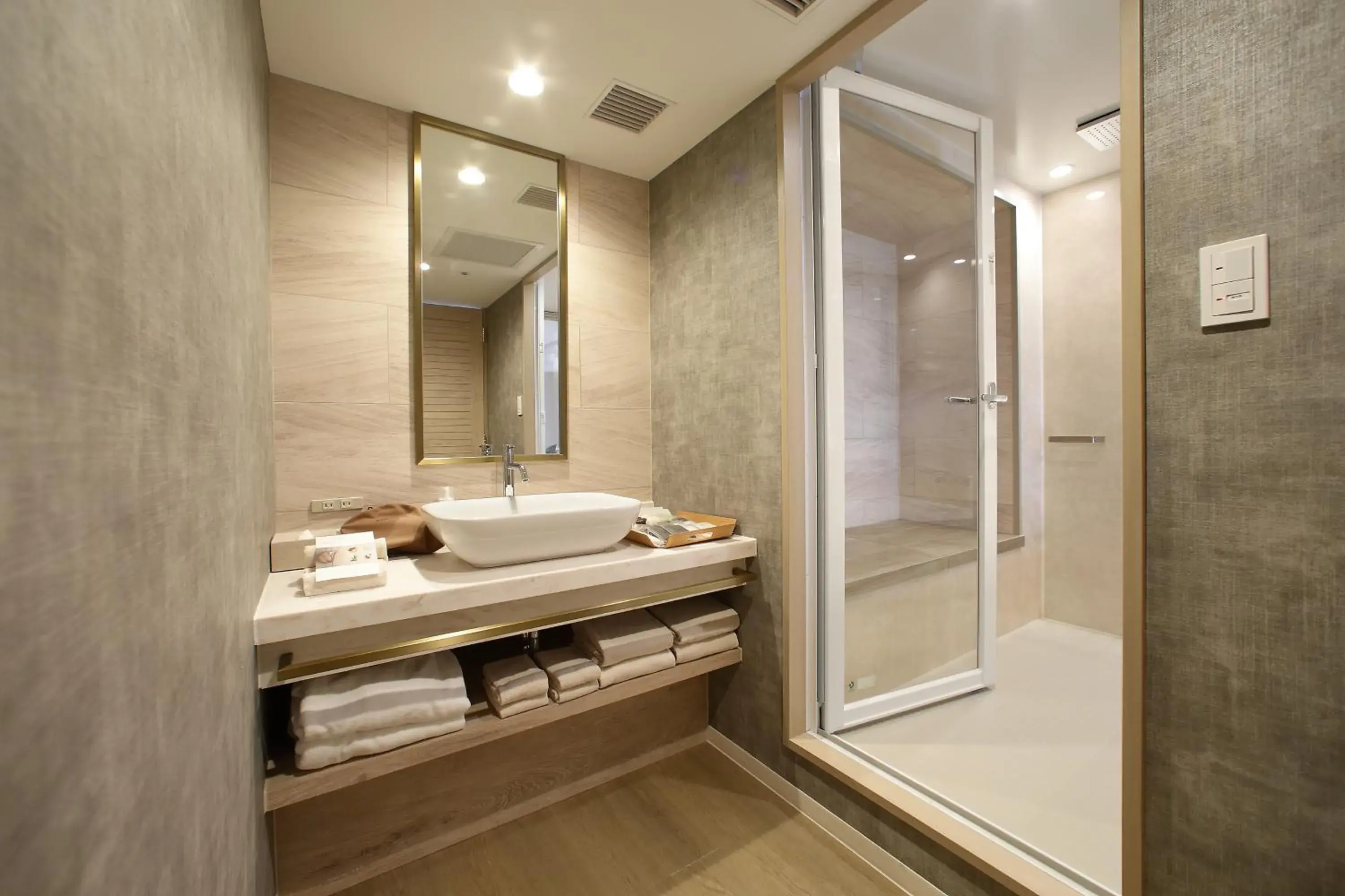 Junior Suite West View for 3 Adults in Kobe Meriken Park Oriental Hotel Junior Suite West View for 3 Adults in Kobe Meriken Park Oriental Hotel