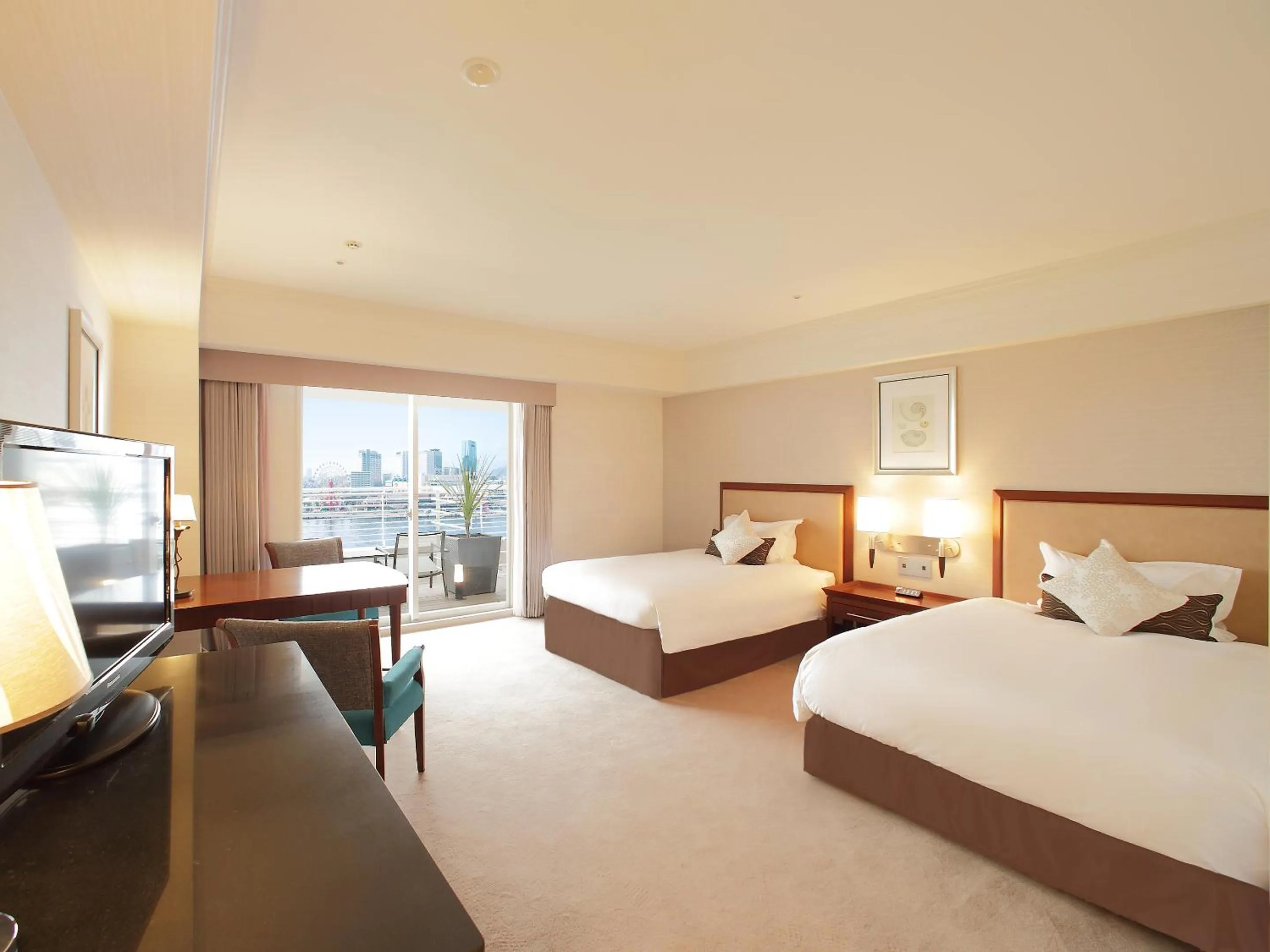 Photo of the whole room, Bed in Kobe Meriken Park Oriental Hotel
