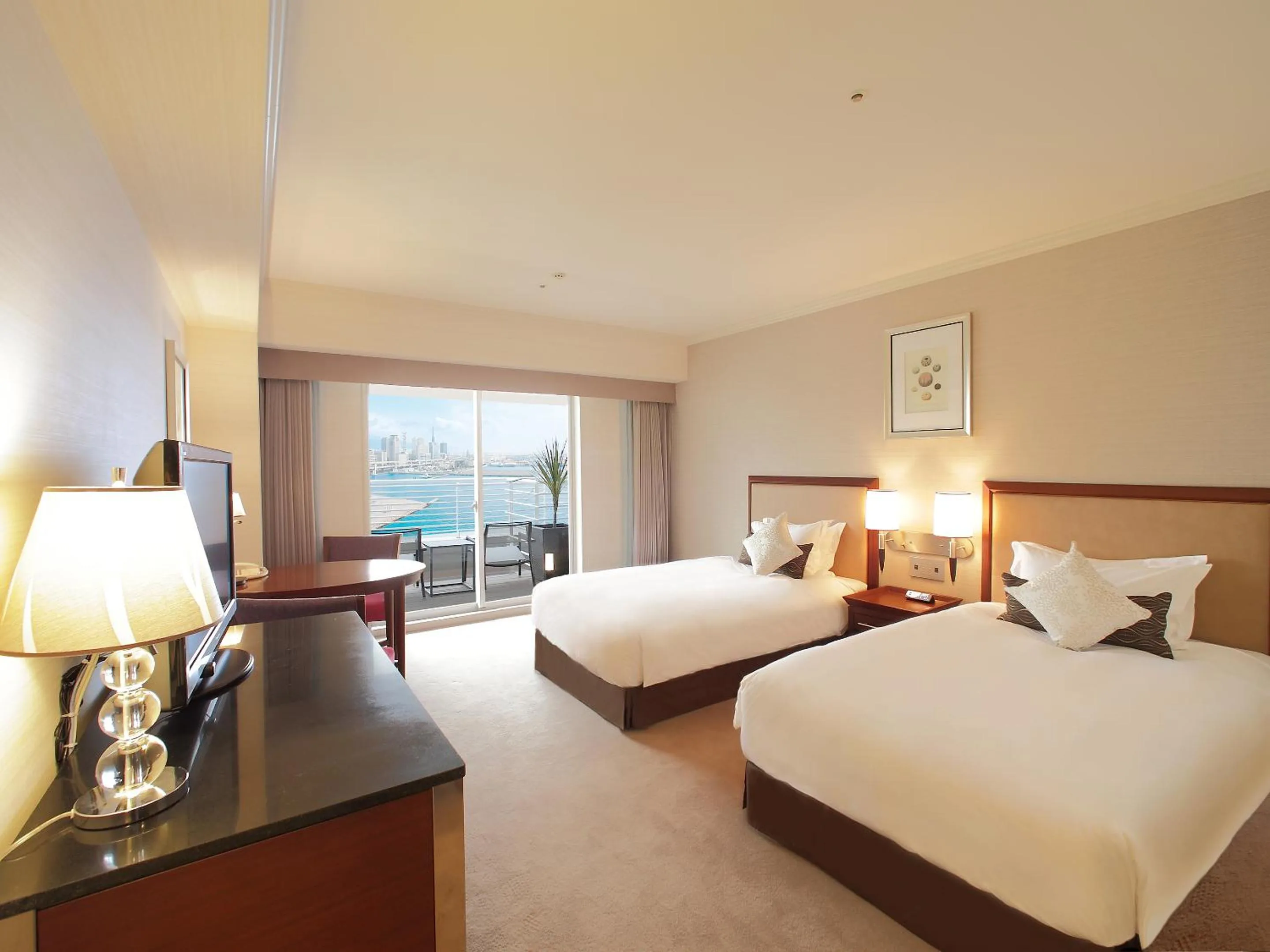 Photo of the whole room, Bed in Kobe Meriken Park Oriental Hotel