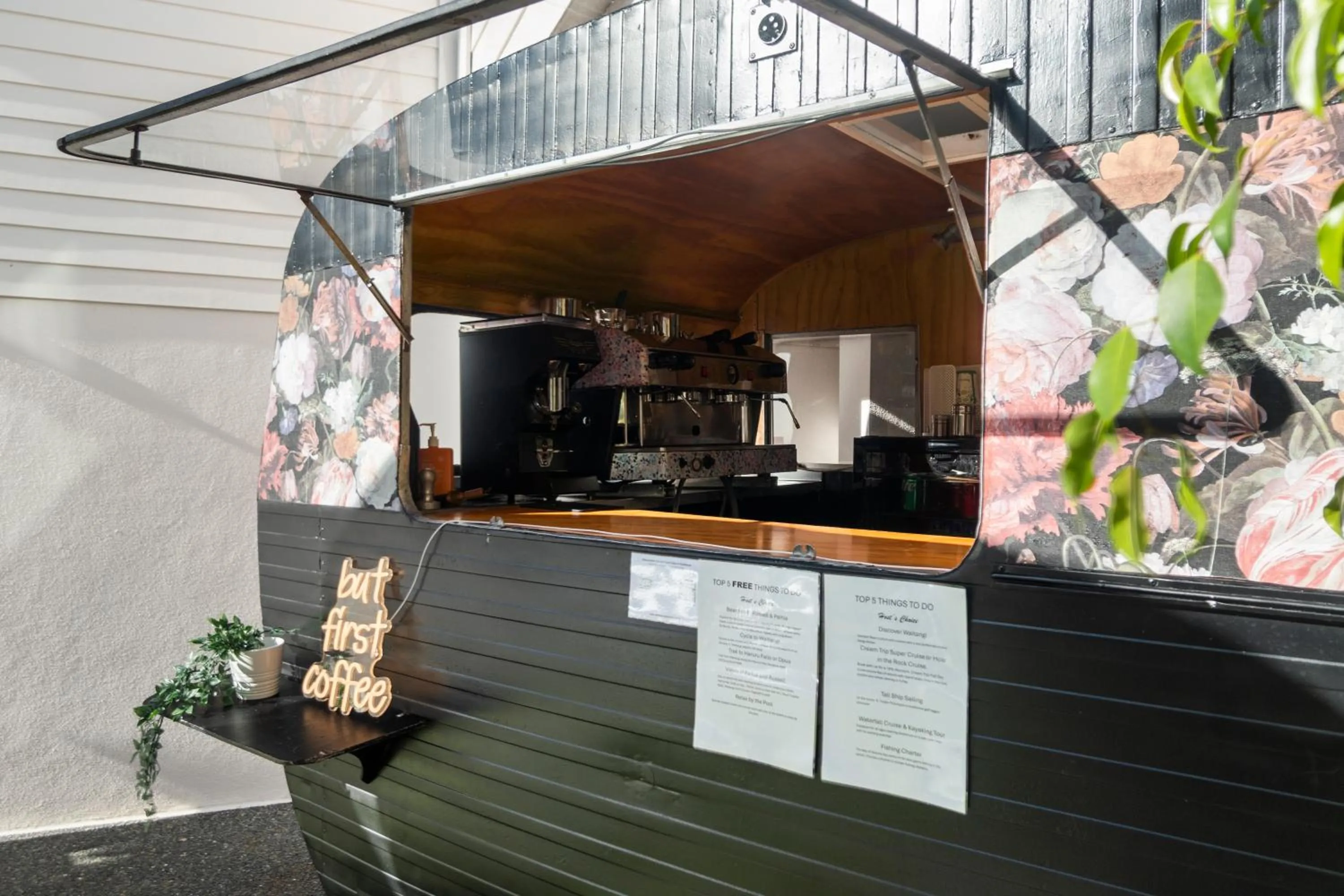 Coffee/tea facilities in ASURE Admirals View Motel