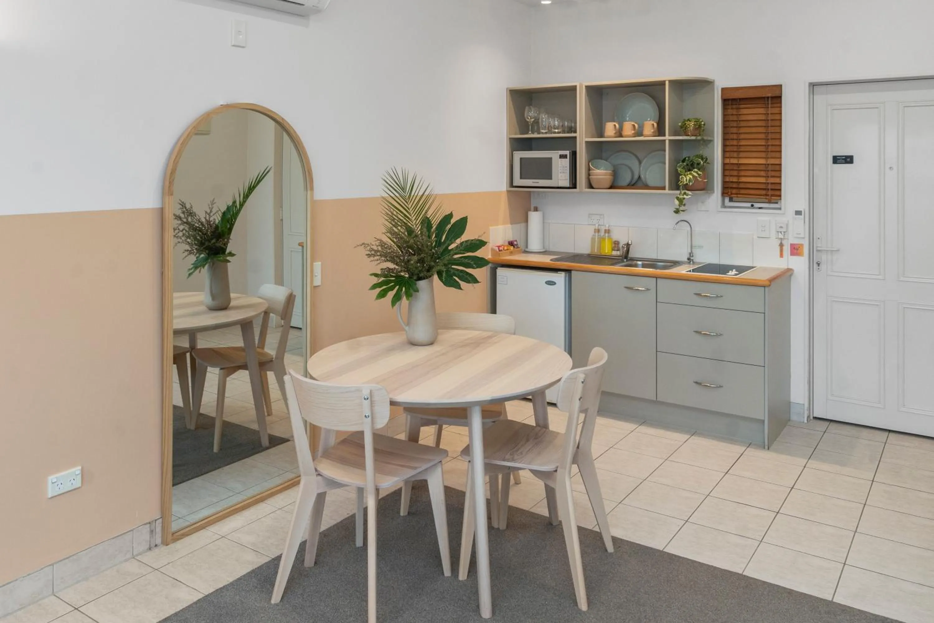 Kitchen or kitchenette in ASURE Admirals View Motel