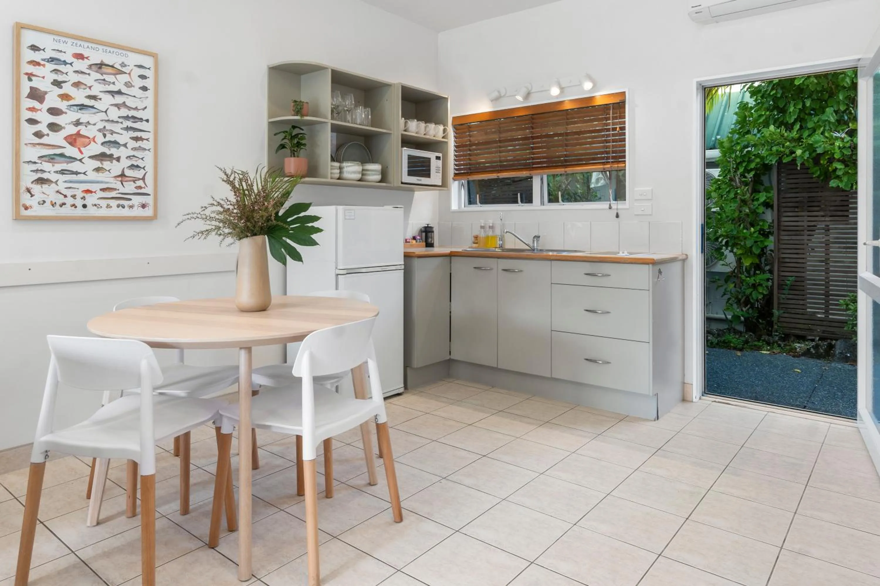 Kitchen or kitchenette in ASURE Admirals View Motel