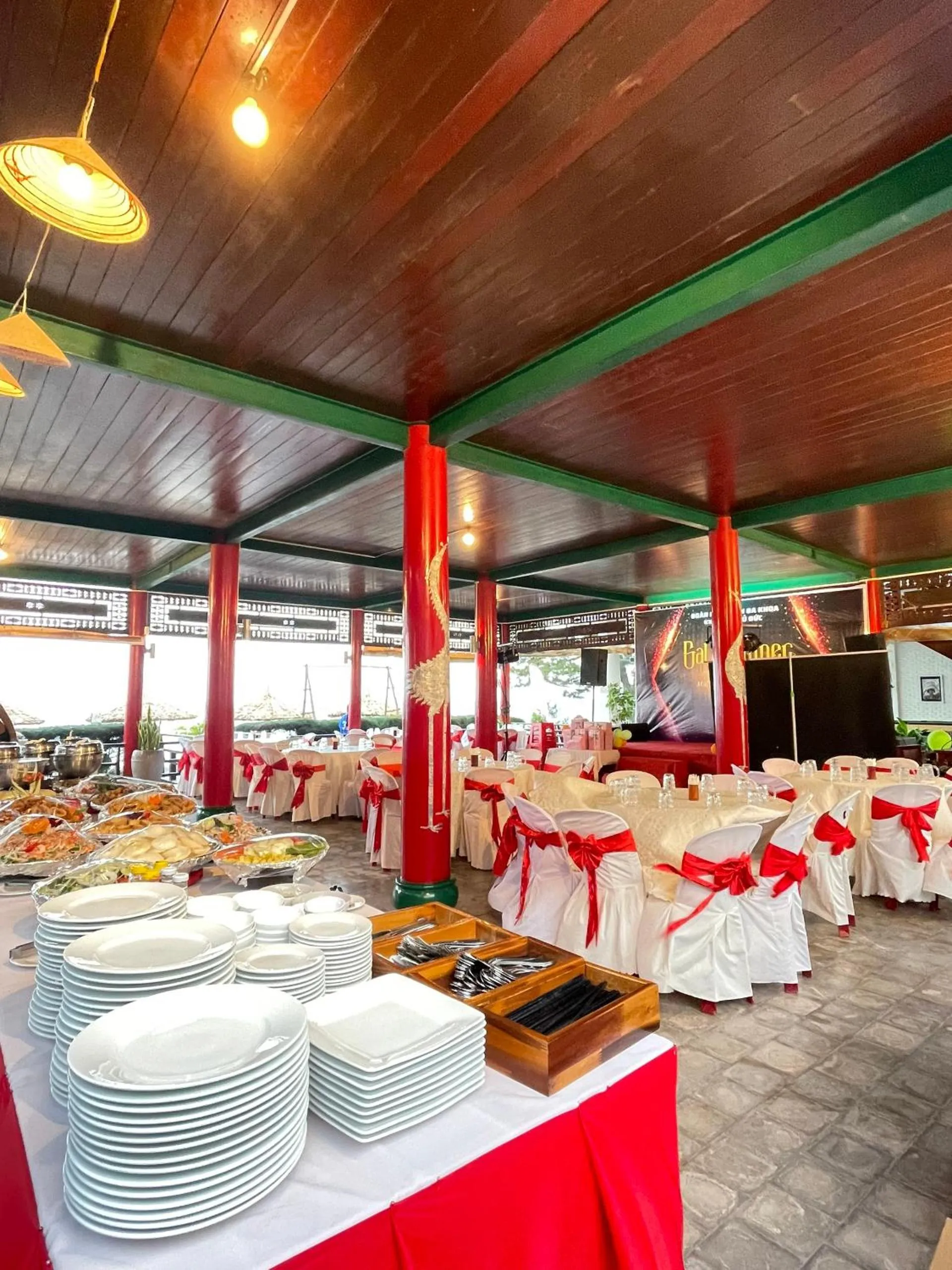 Restaurant/places to eat in Full Moon Village Resort