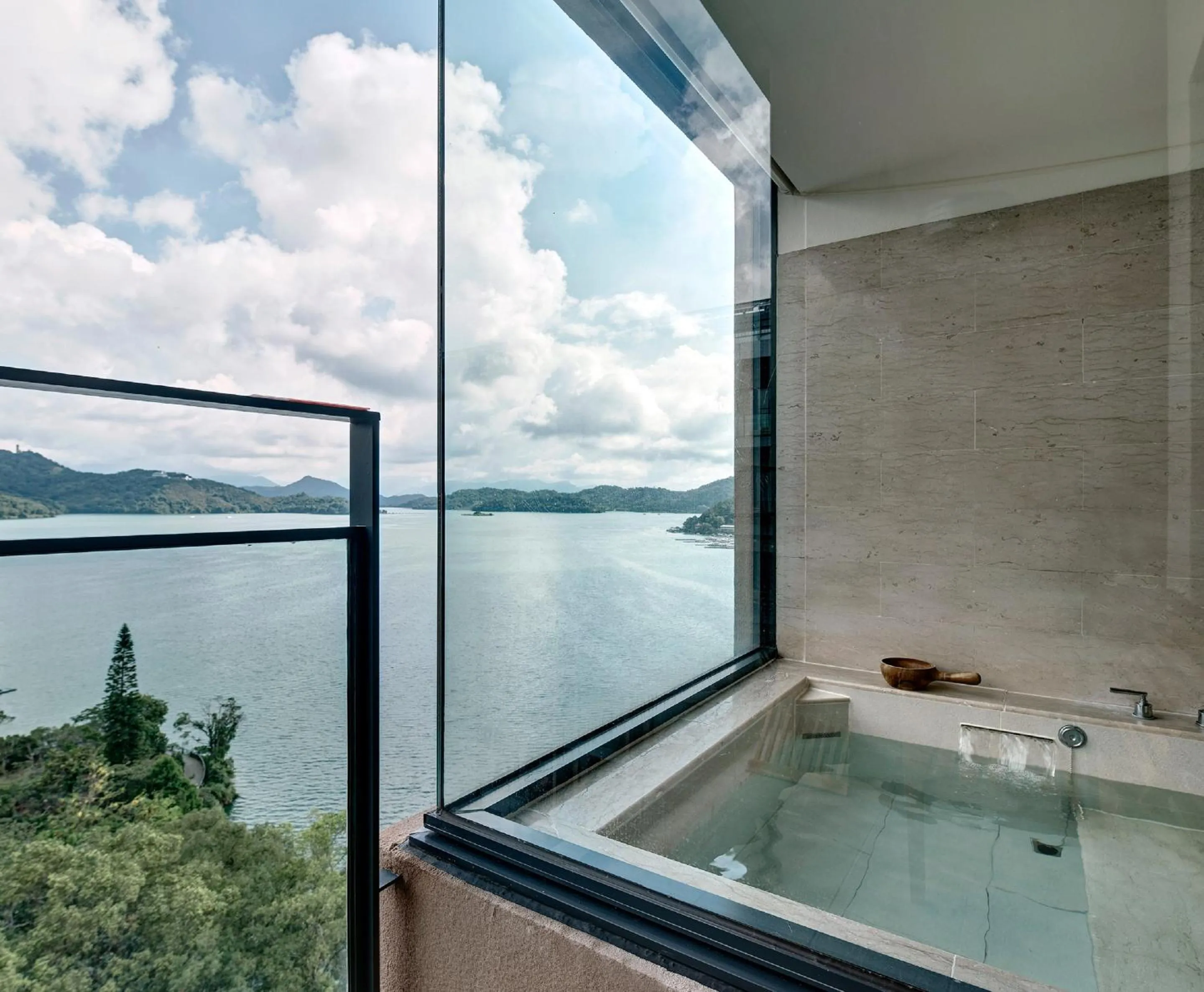 Bathroom in Fleur de Chine Hotel
