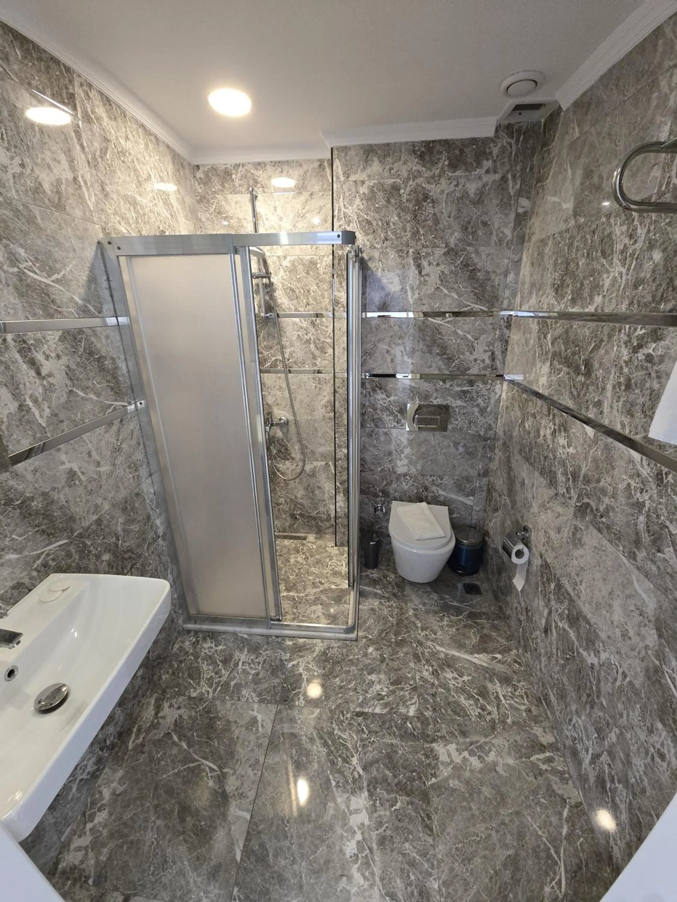 Shower in The Empress Theodora Hotel ll