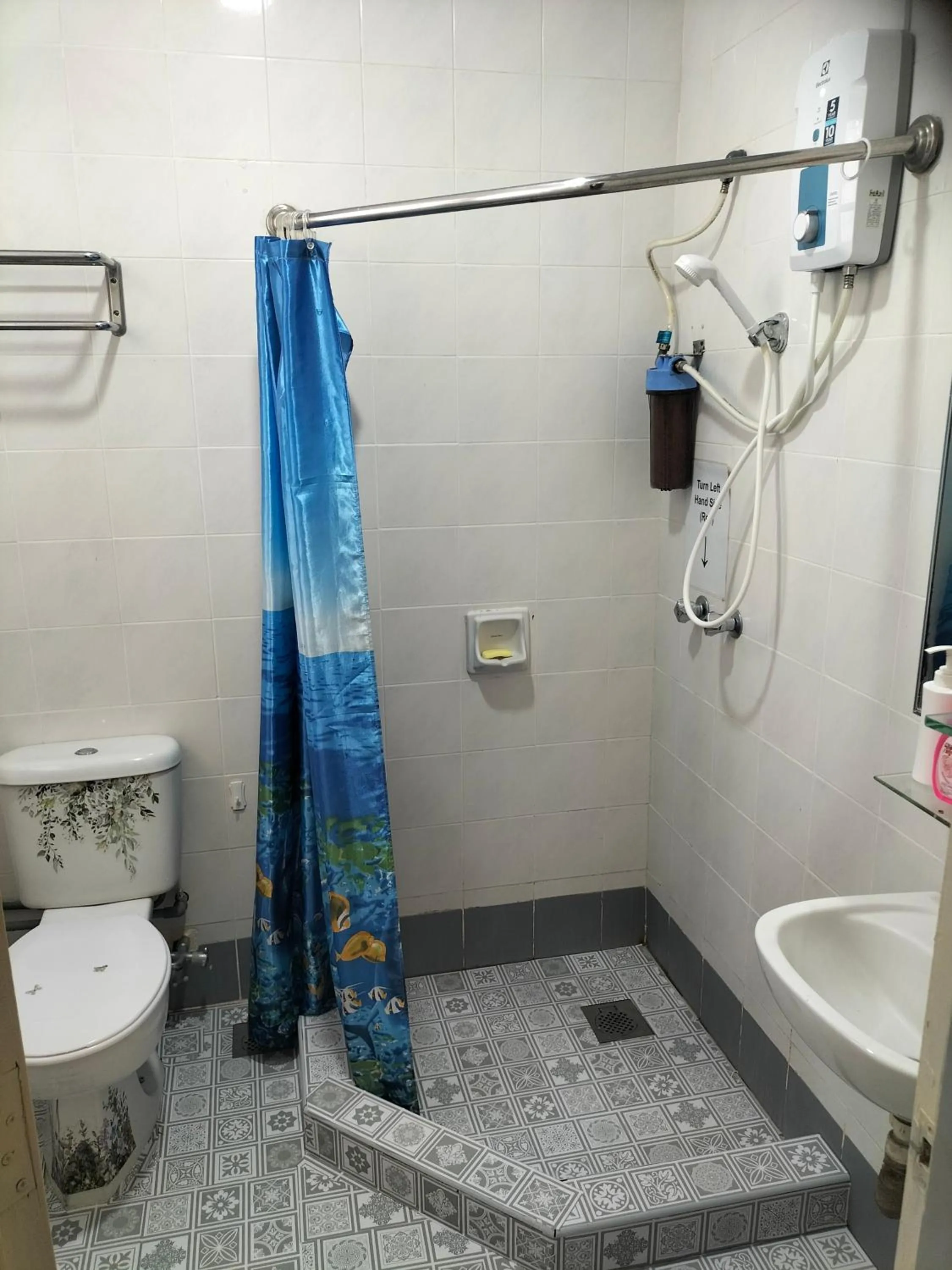 Shower in Costa Mahkota Melaka - Family Homestay