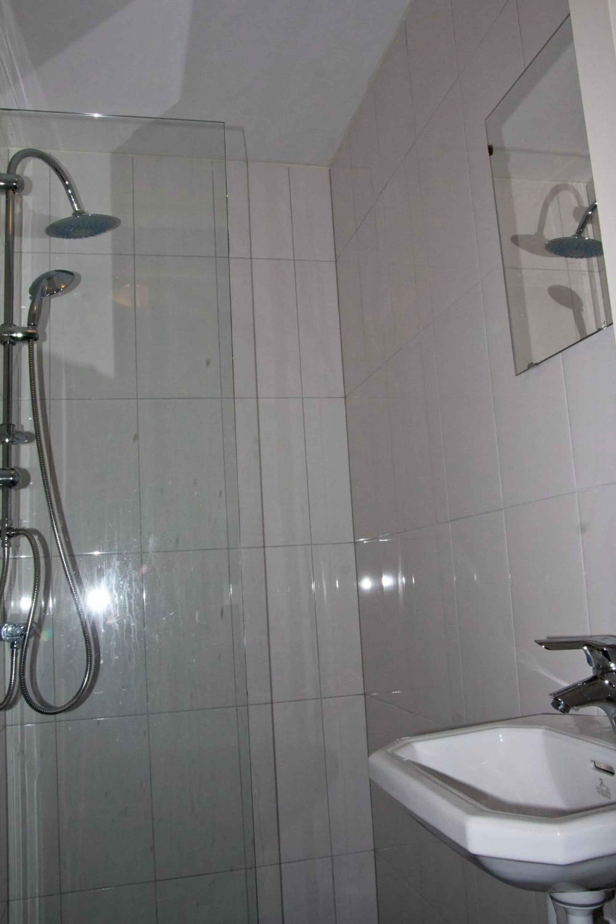 Shower in City Hostel Vlissingen