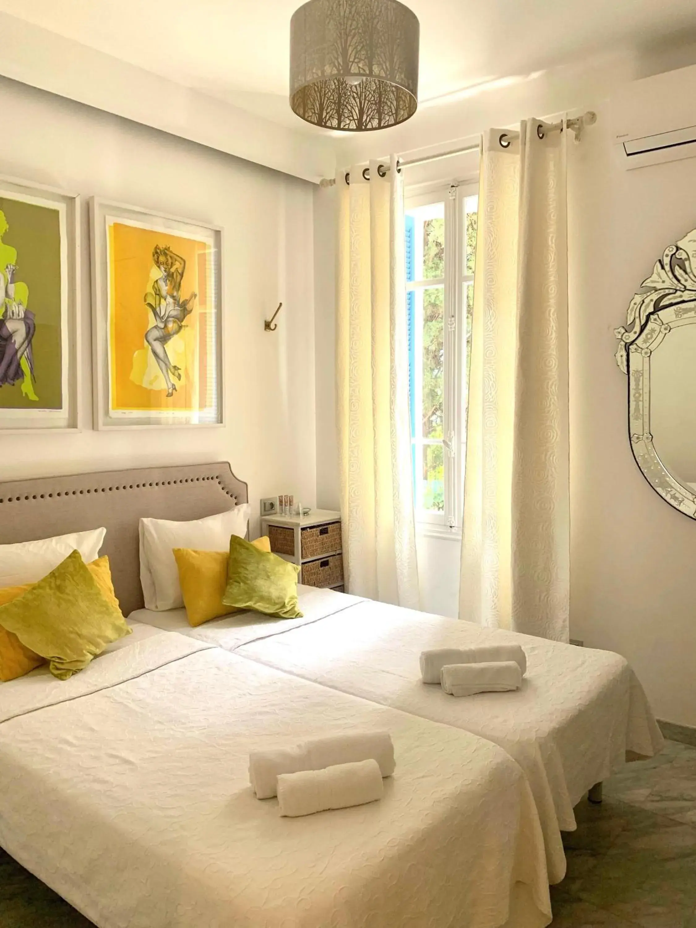 Twin Room in Hotel Normandy Twin Room in Hotel Normandy