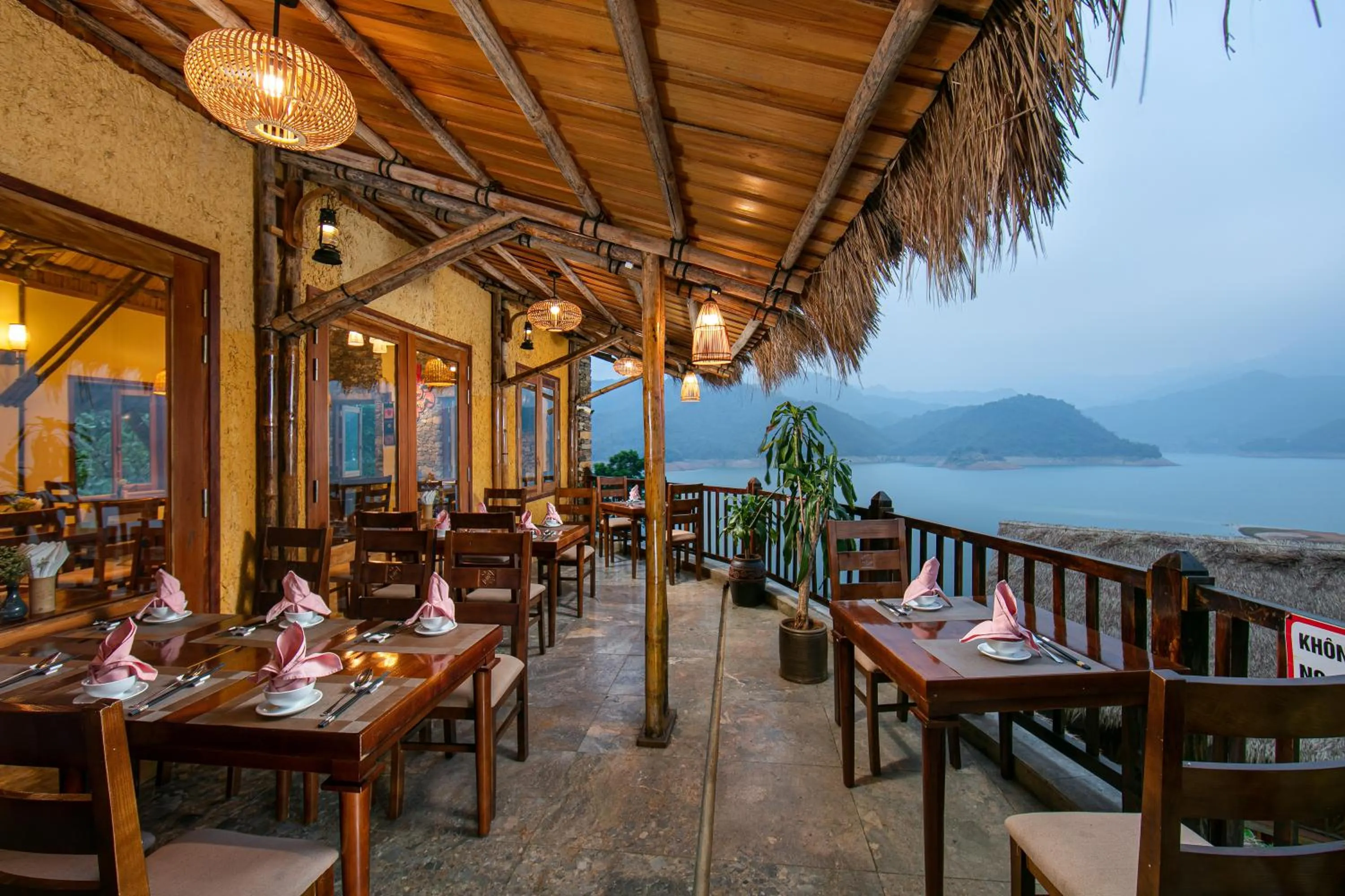 Restaurant/places to eat in Mai Chau Hideaway Lake Resort