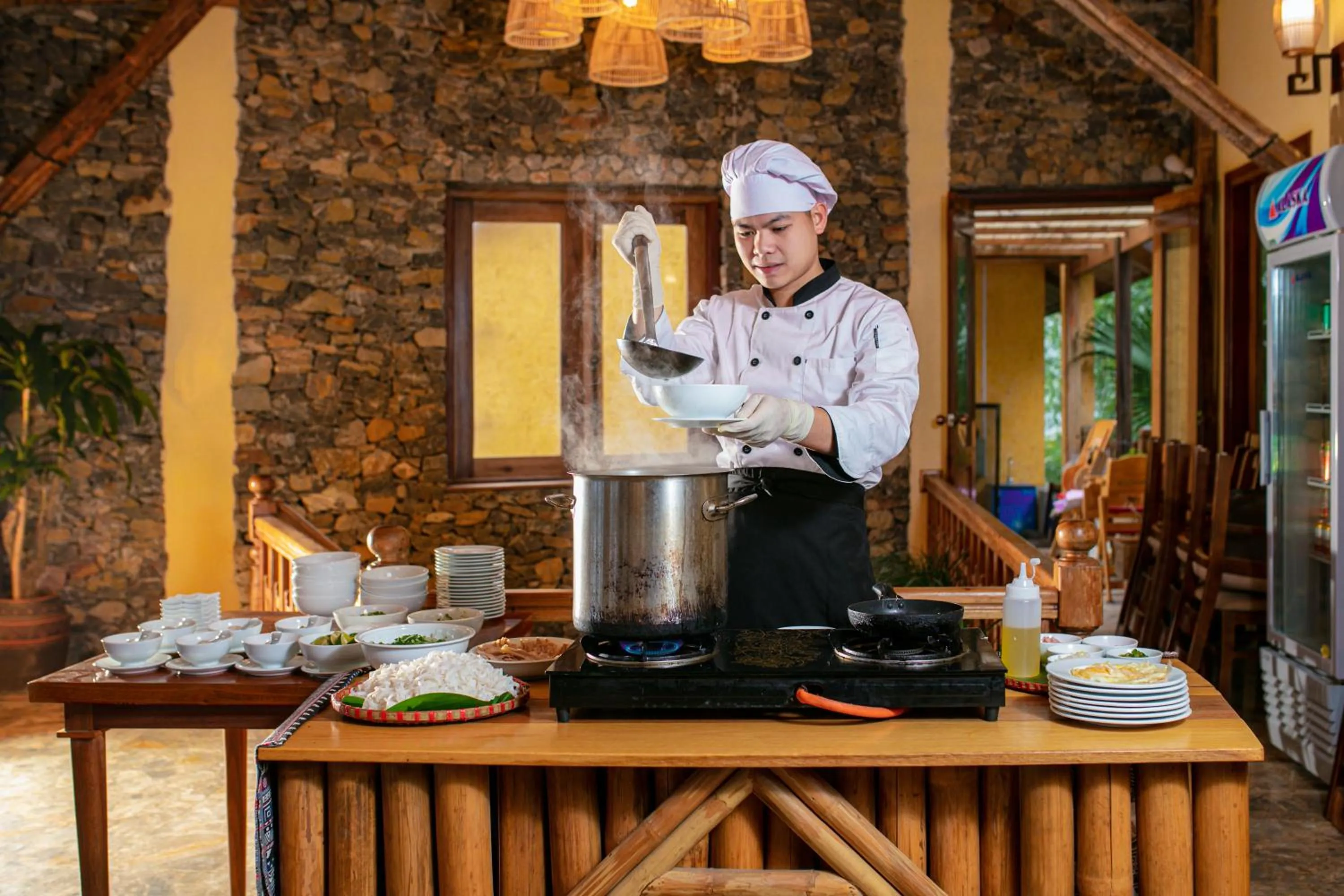 Restaurant/places to eat in Mai Chau Hideaway Lake Resort