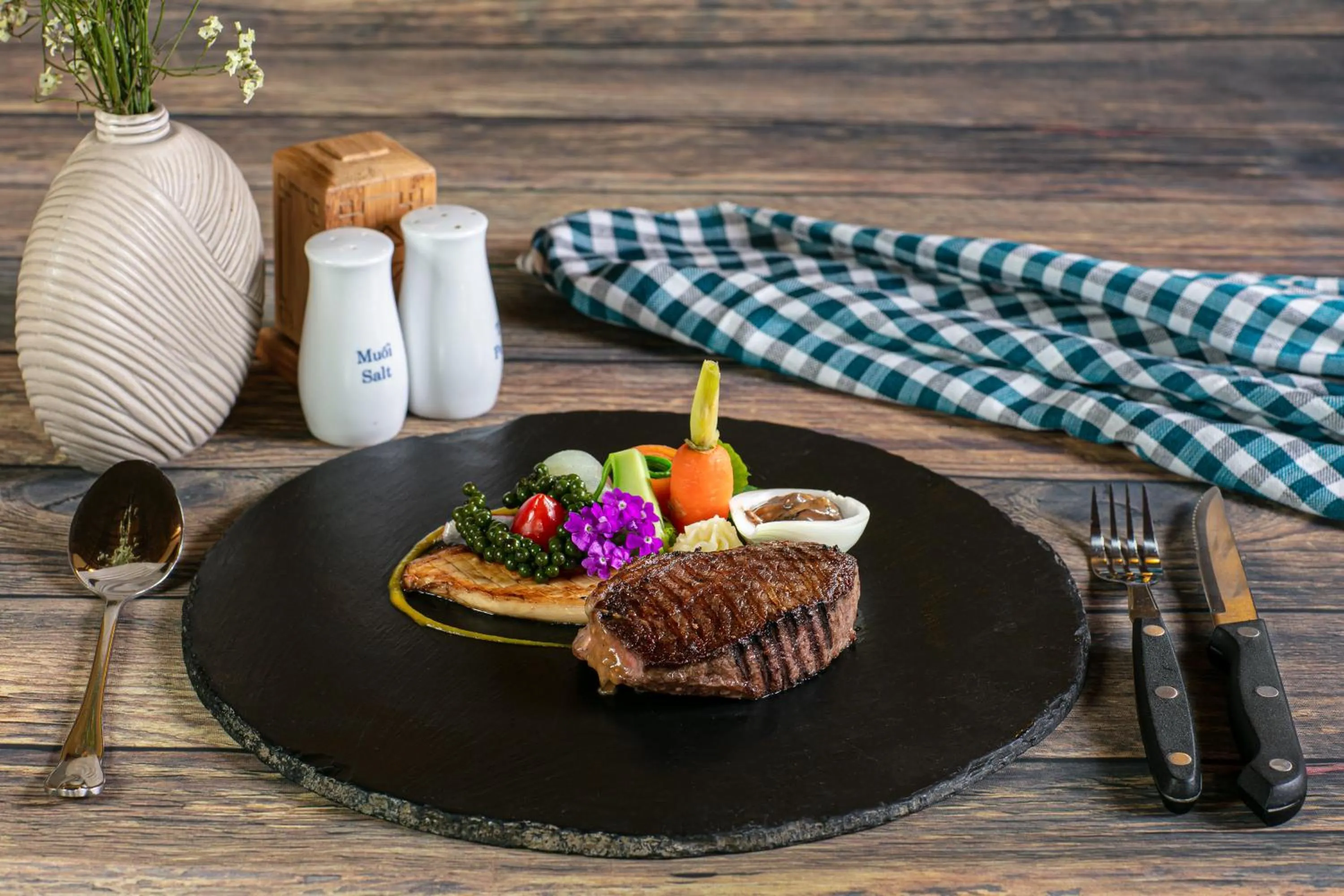 Food in Mai Chau Hideaway Lake Resort