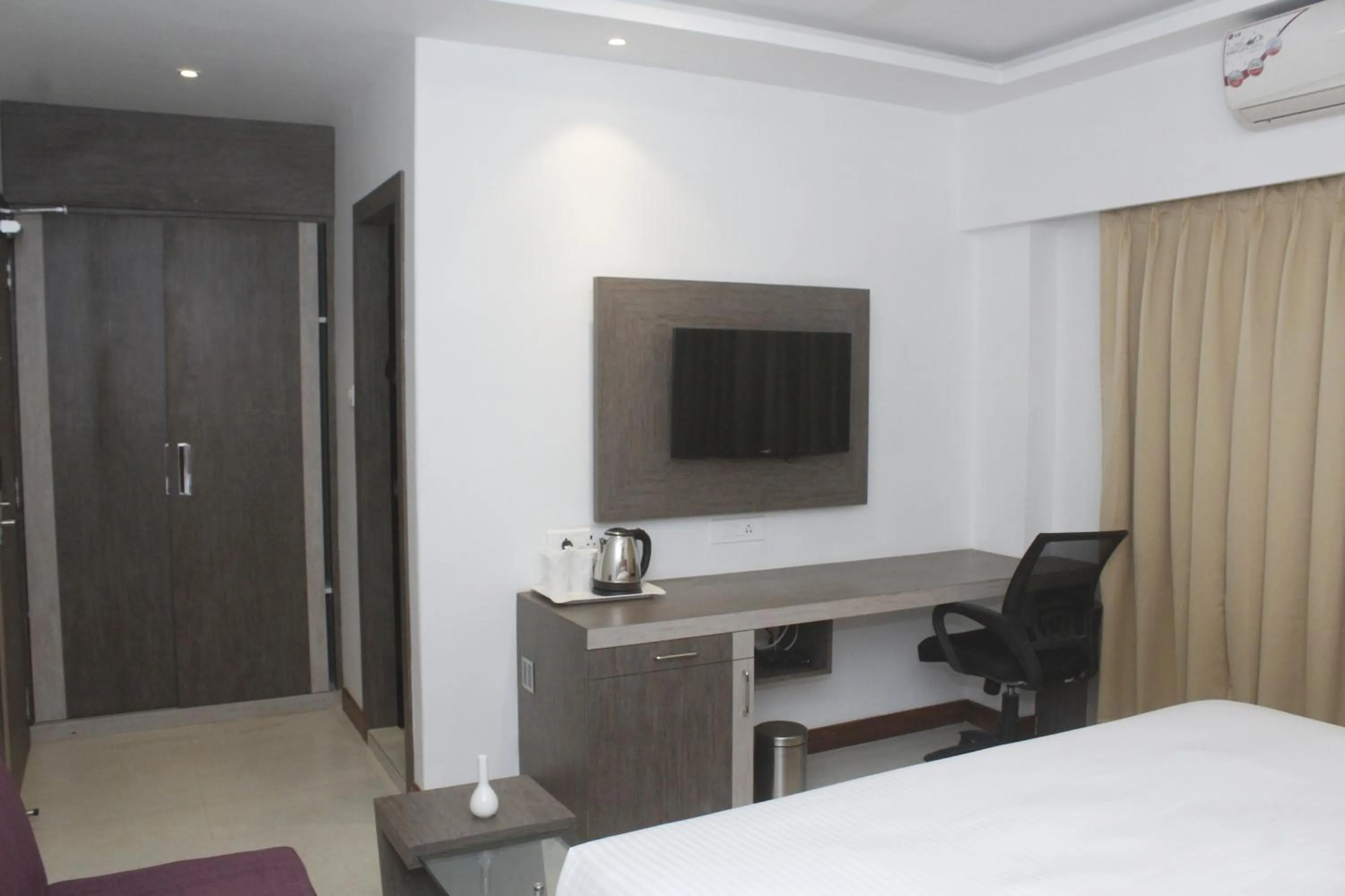 Bed in GK PALACE Pure VEG Hotel