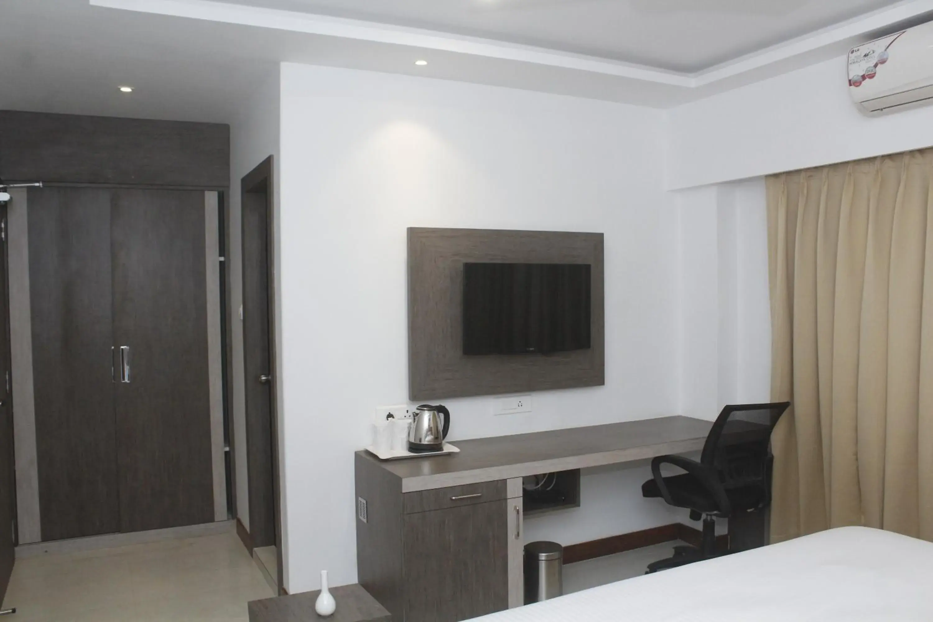 Superior Double Room - single occupancy in GK PALACE Pure VEG Hotel Superior Double Room - single occupancy in GK PALACE Pure VEG Hotel