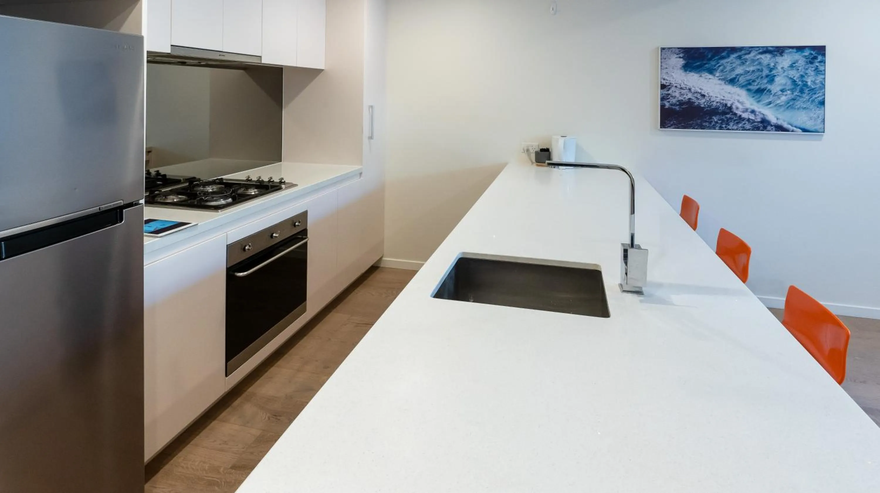 Kitchen or kitchenette, Bed in Melbourne City Apartments - Teri