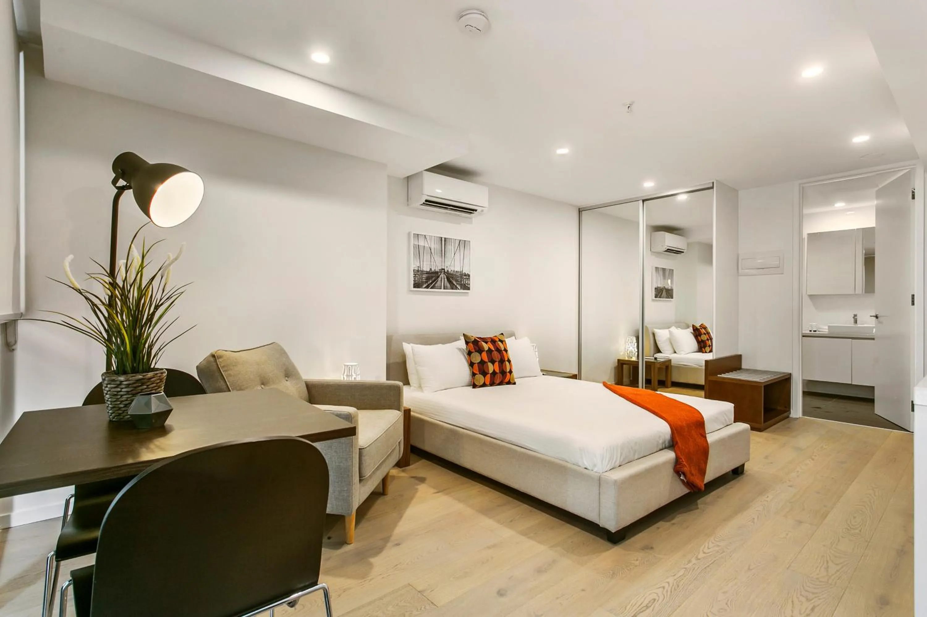 Bathroom, Bed in Melbourne City Apartments - Teri