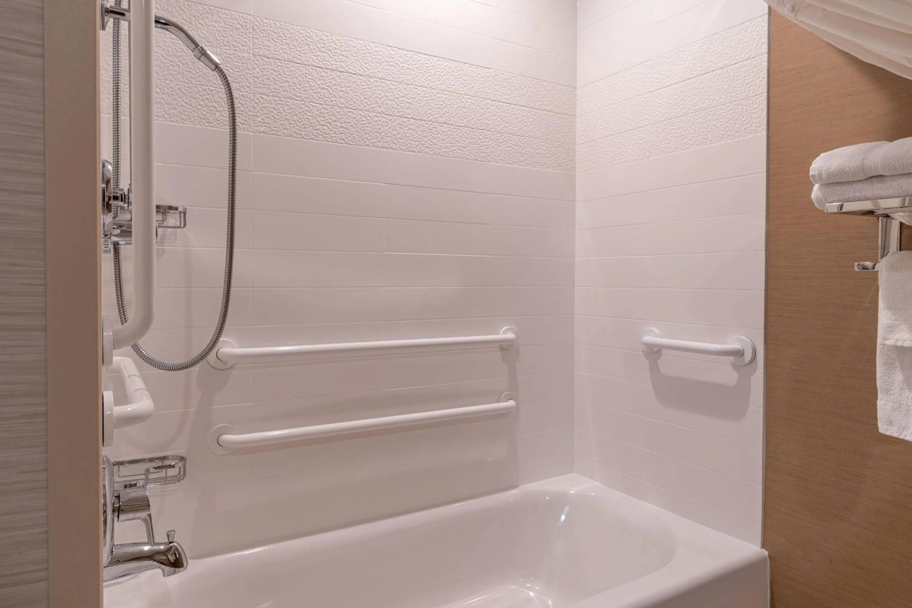 Bathroom in Fairfield Inn & Suites By Marriott Somerset, PA