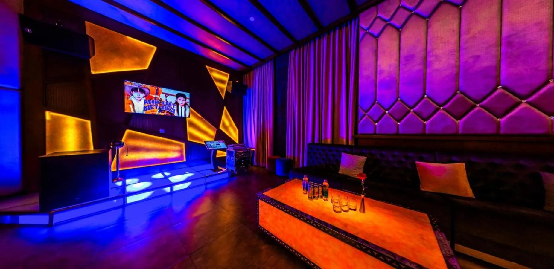 Communal lounge/ TV room in Boton Blue Hotel & Spa