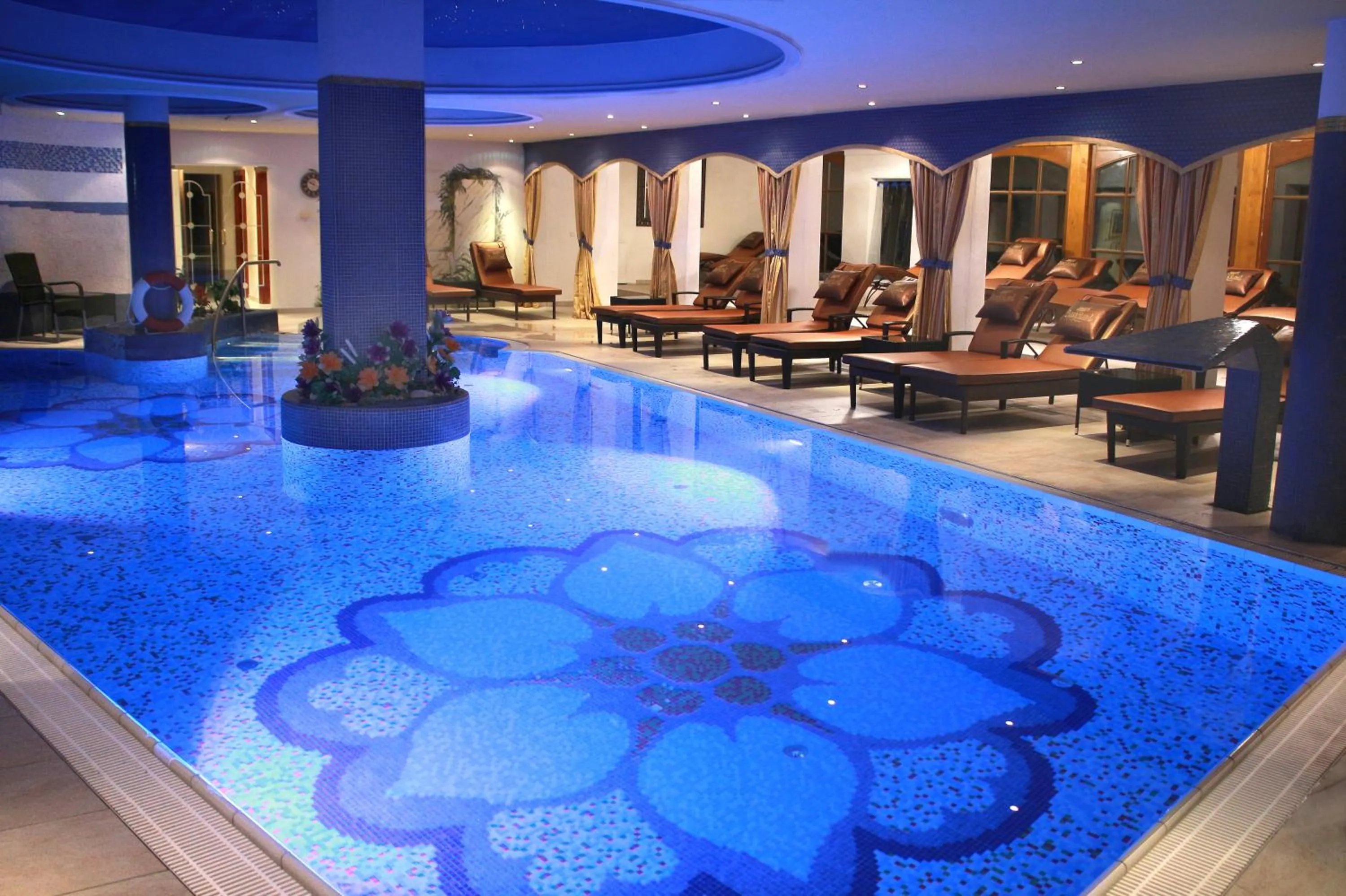 Swimming pool in Wellnesshotel Parkschlössl zu Thyrnau Ihr adults only SPA Resort