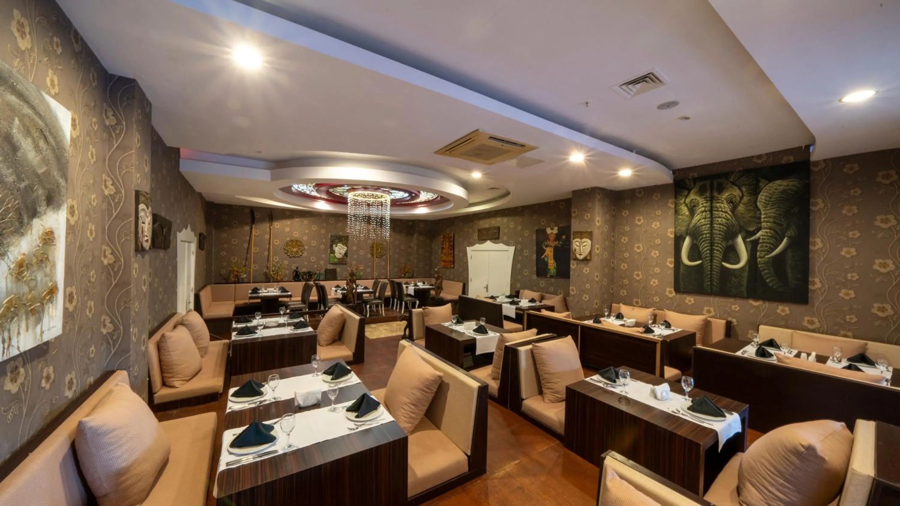 Restaurant/places to eat in Siam Elegance Hotel & Spa