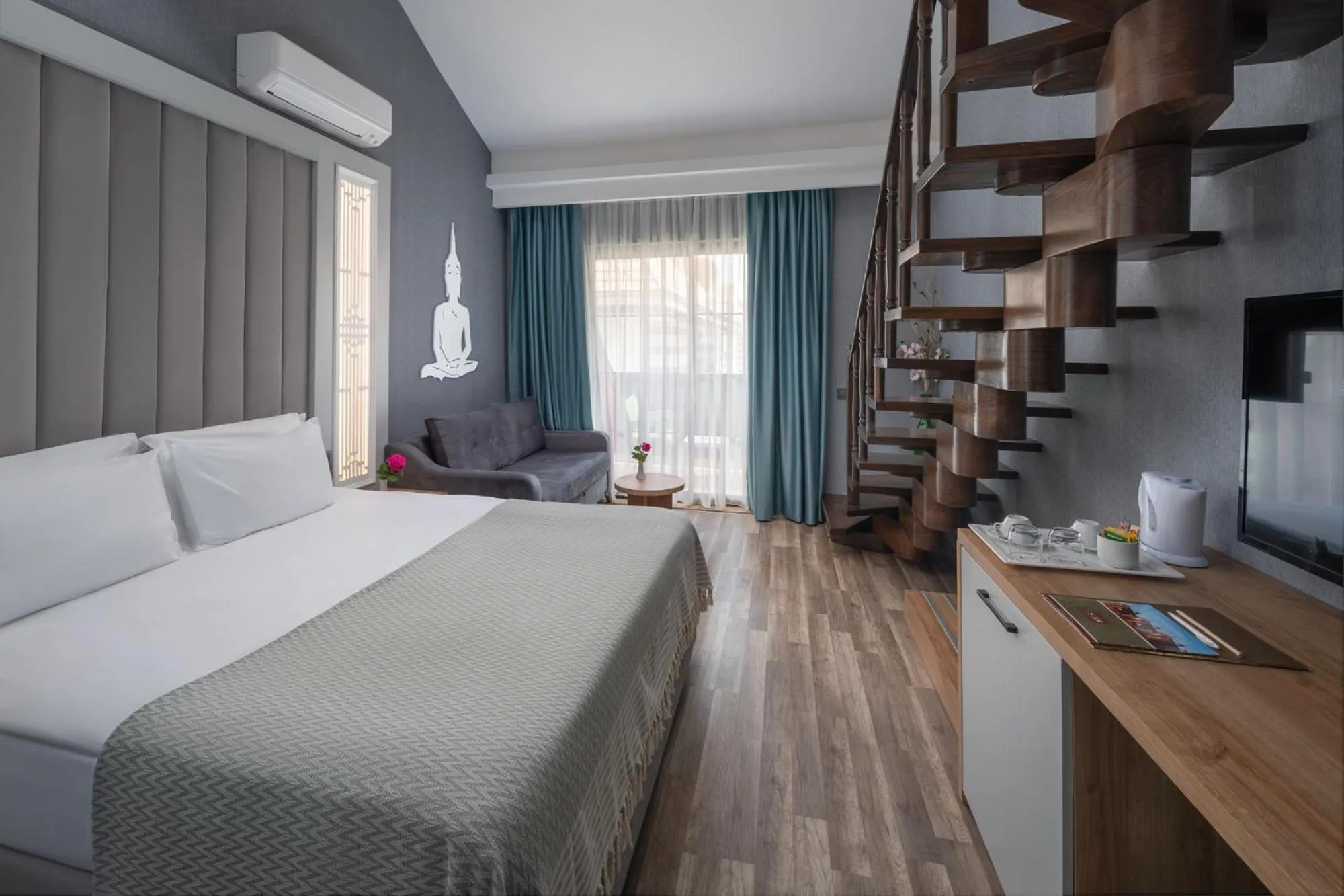 Family in Siam Elegance Hotel & Spa