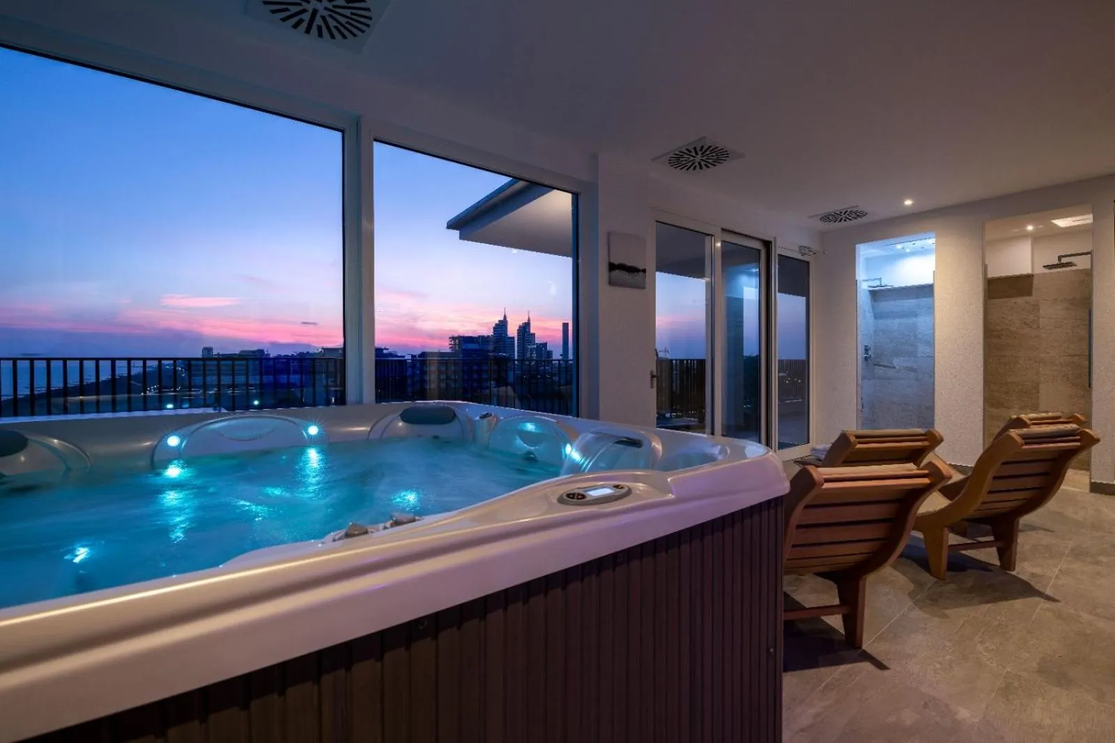 Hot Tub in Hotel Mondial