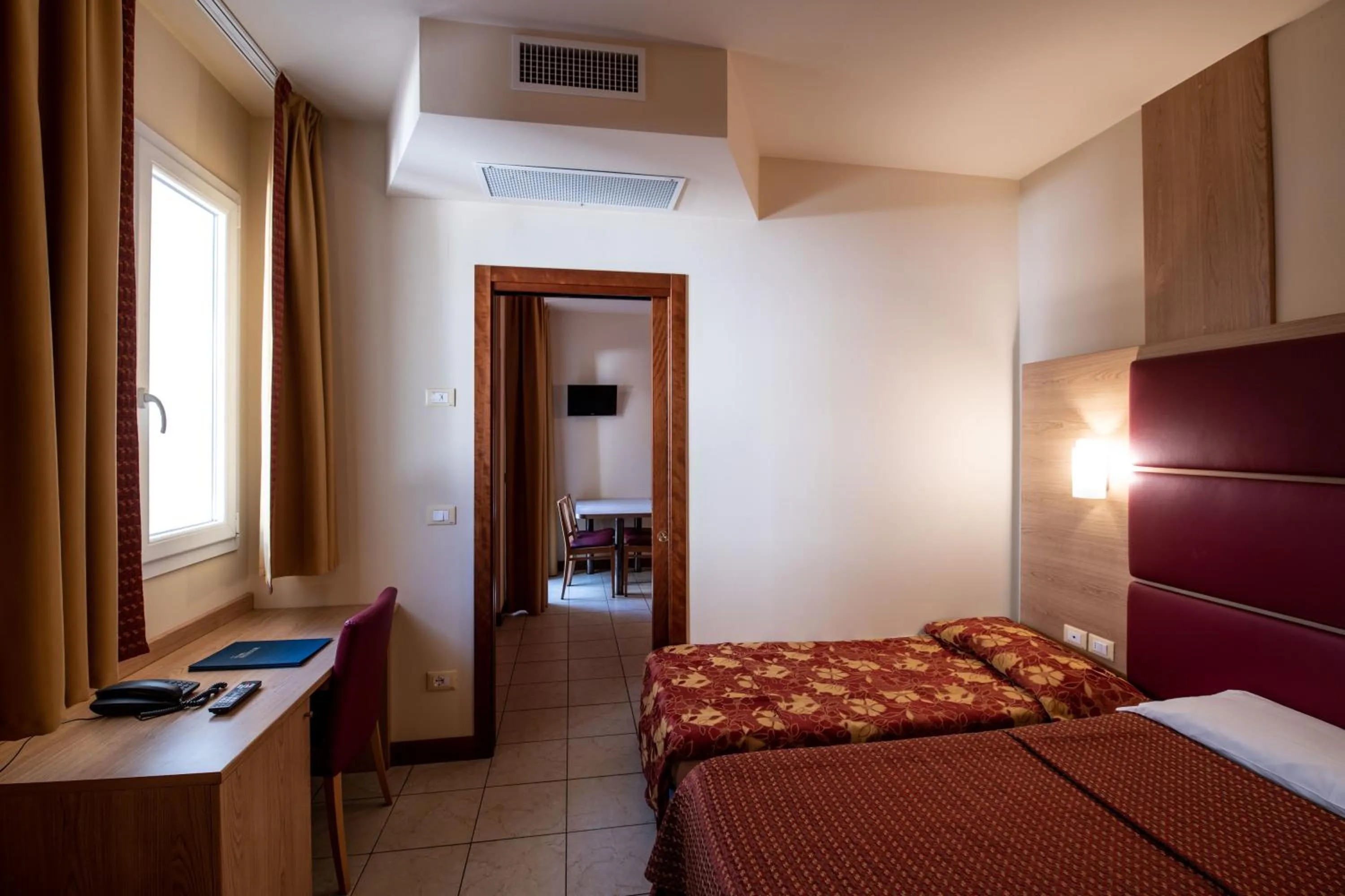 Photo of the whole room, Bed in Hotel Mondial