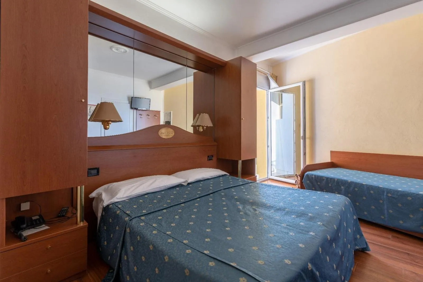 Photo of the whole room, Bed in Hotel Mondial