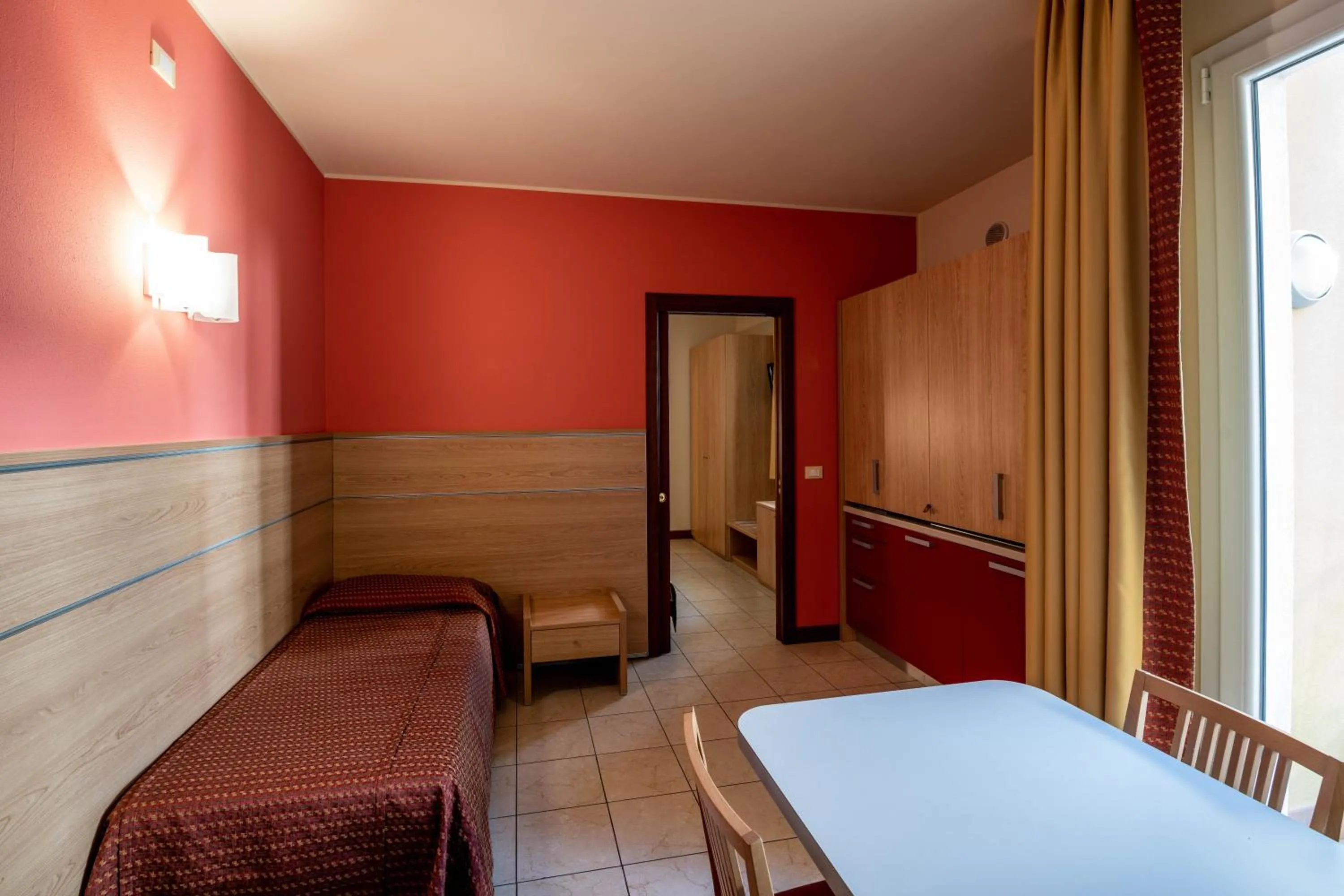 Dining area, Bed in Hotel Mondial