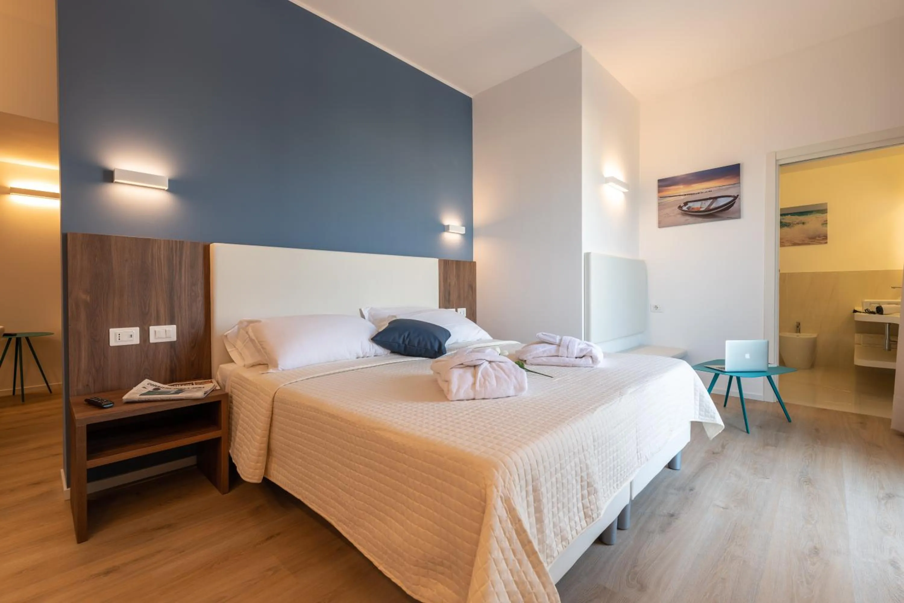 Bathroom, Bed in Hotel Mondial