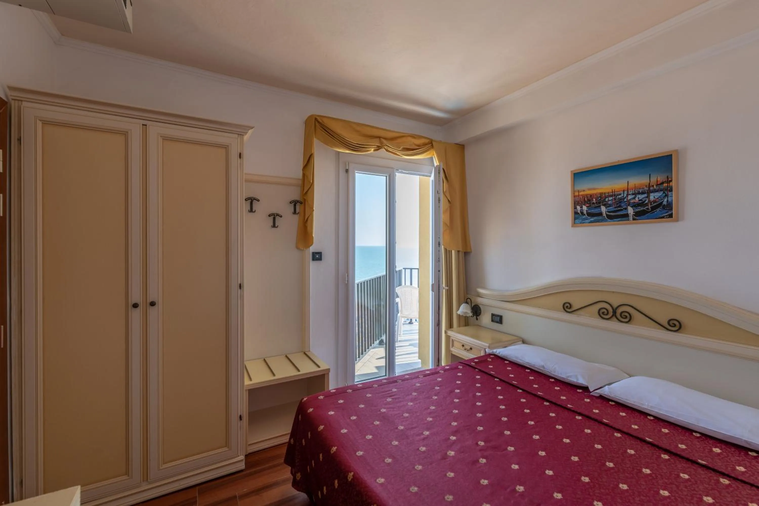 Photo of the whole room, Bed in Hotel Mondial