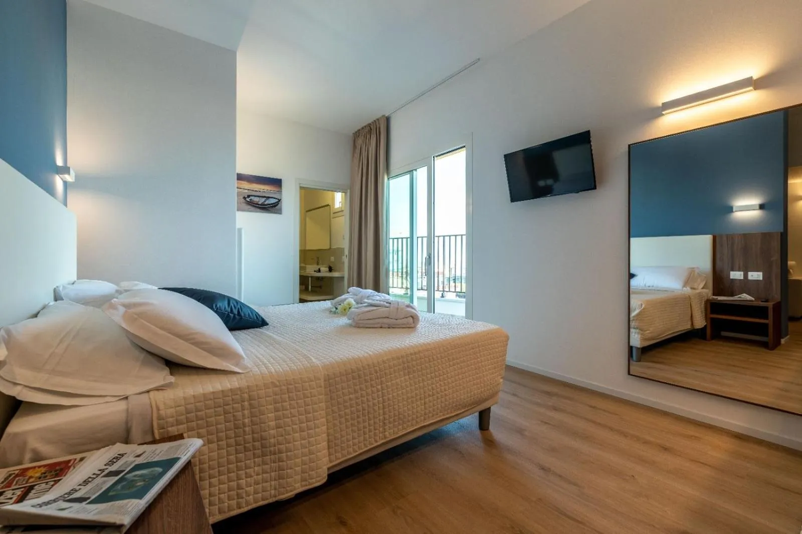 Photo of the whole room, Bed in Hotel Mondial