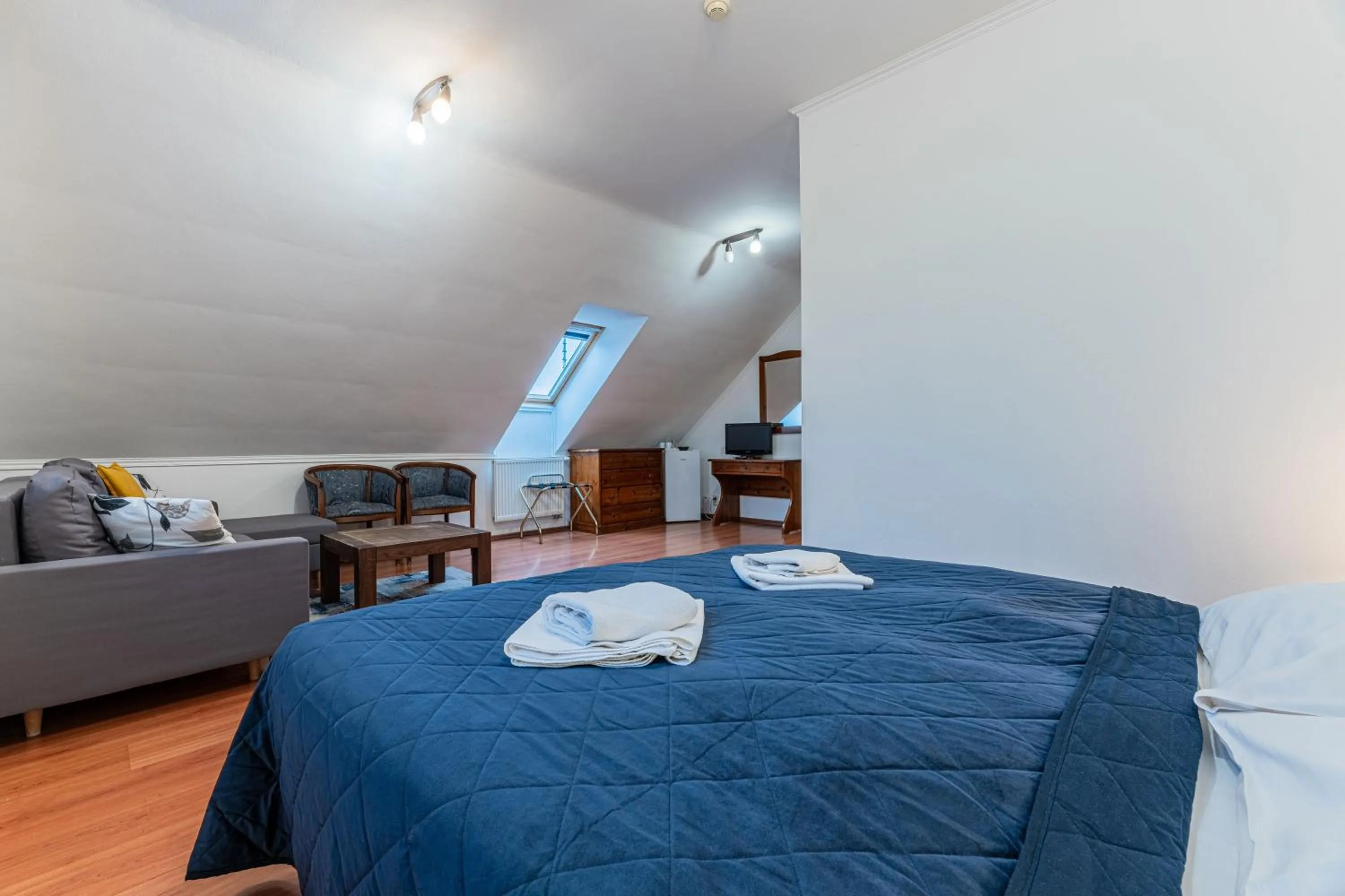 Living room, Bed in Hotel Amalia