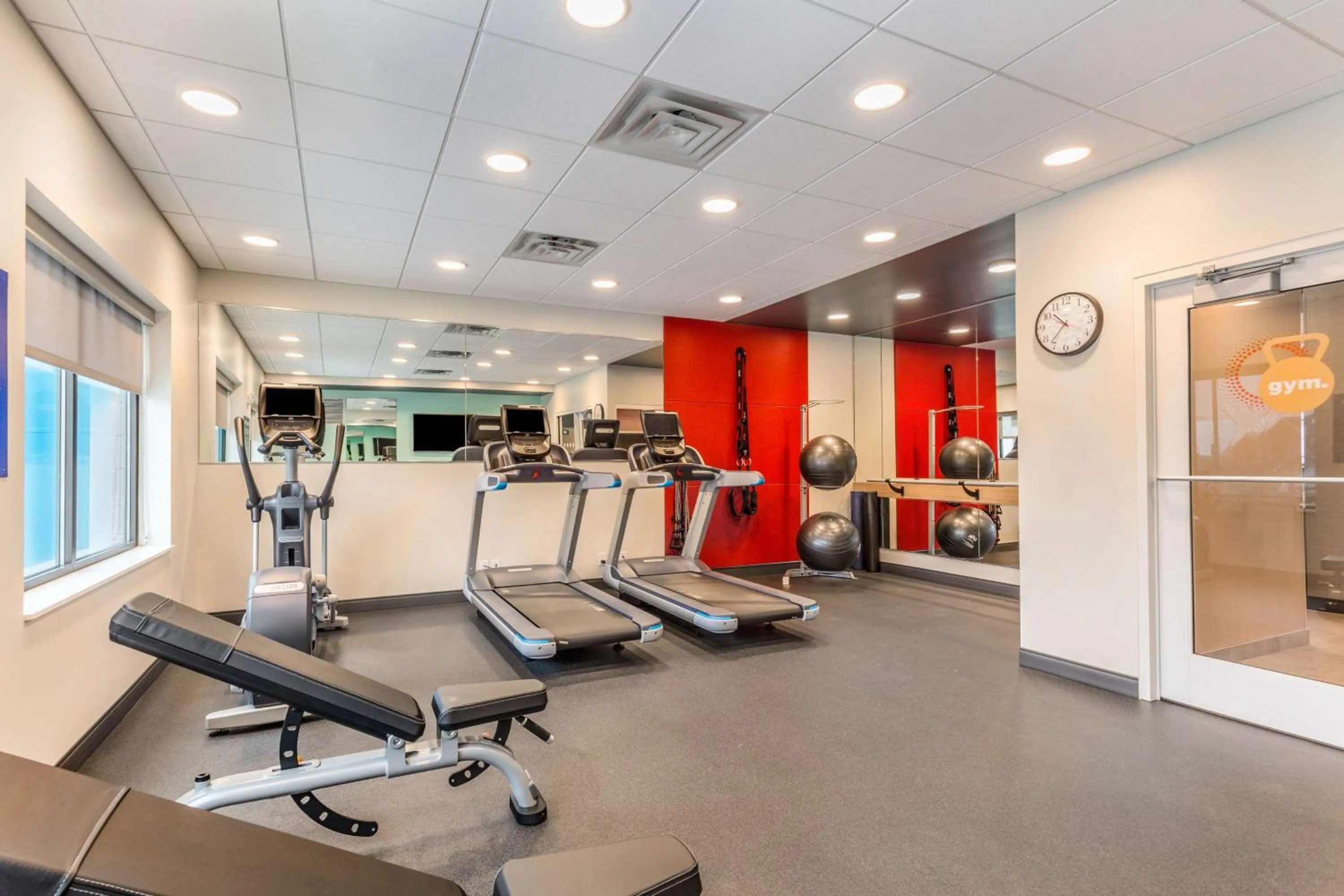 Fitness centre/facilities in Tru By Hilton Madison West