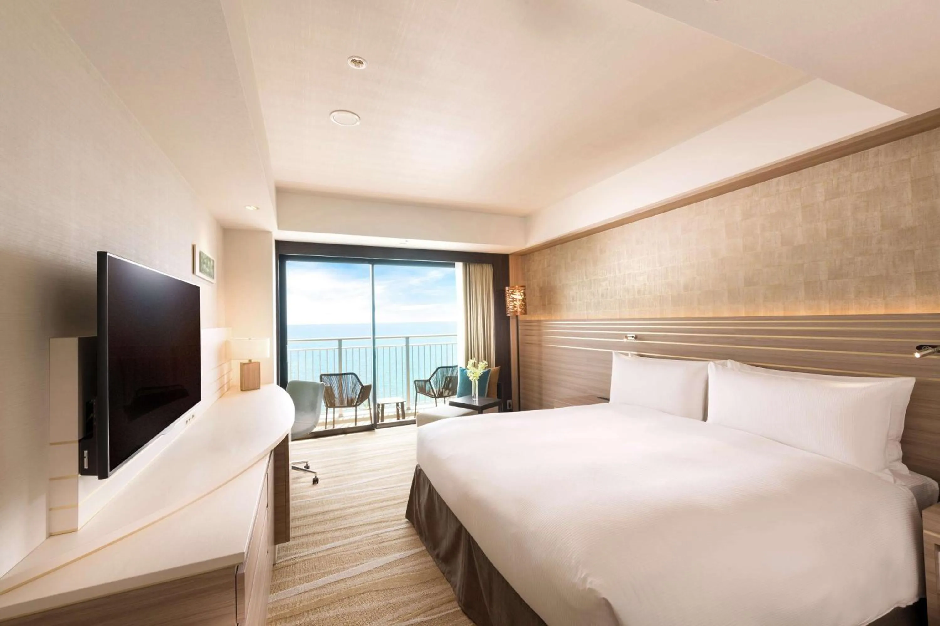 Bed in DoubleTree by Hilton Okinawa Chatan Resort