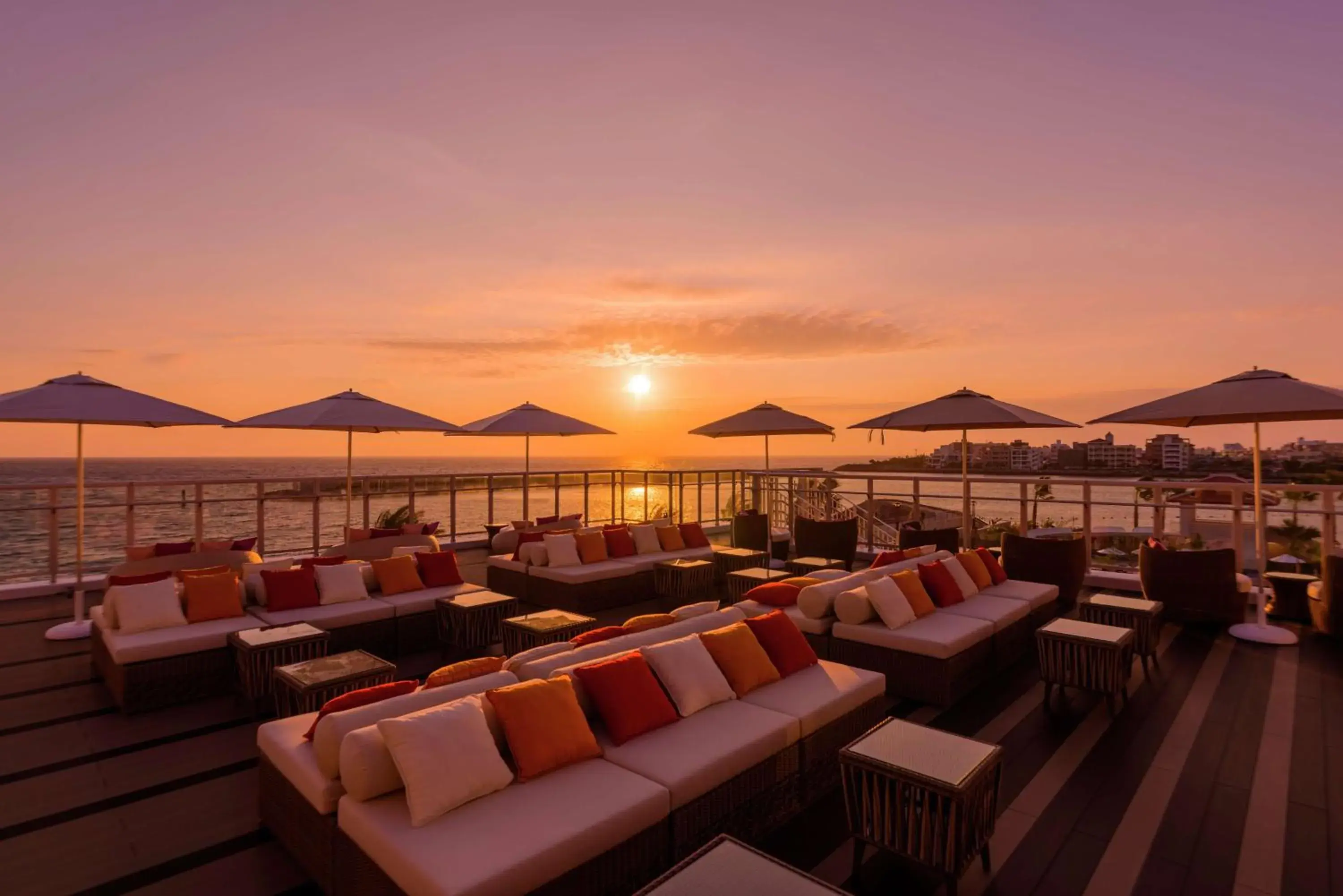 Lounge or bar in DoubleTree by Hilton Okinawa Chatan Resort Lounge or bar in DoubleTree by Hilton Okinawa Chatan Resort