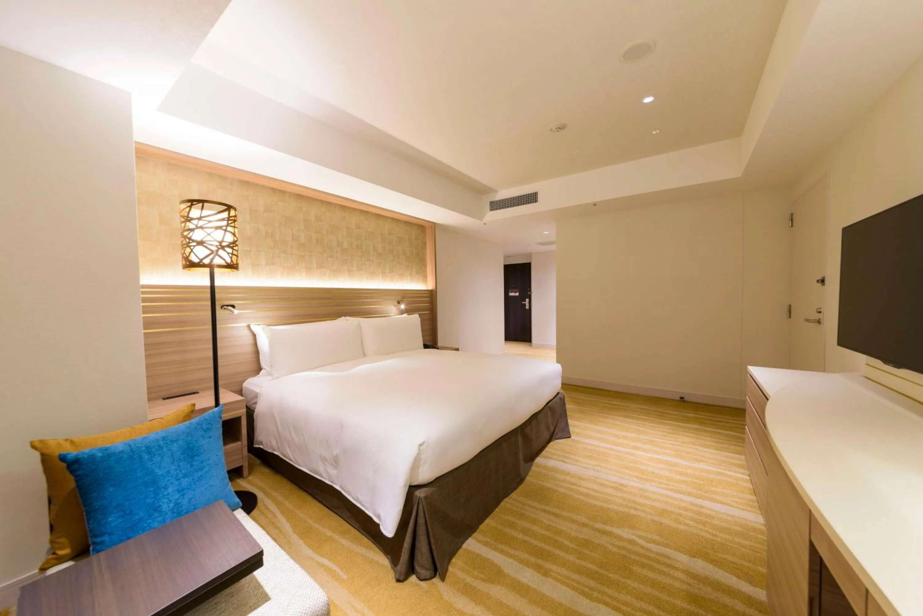 Bedroom, Bed in DoubleTree by Hilton Okinawa Chatan Resort