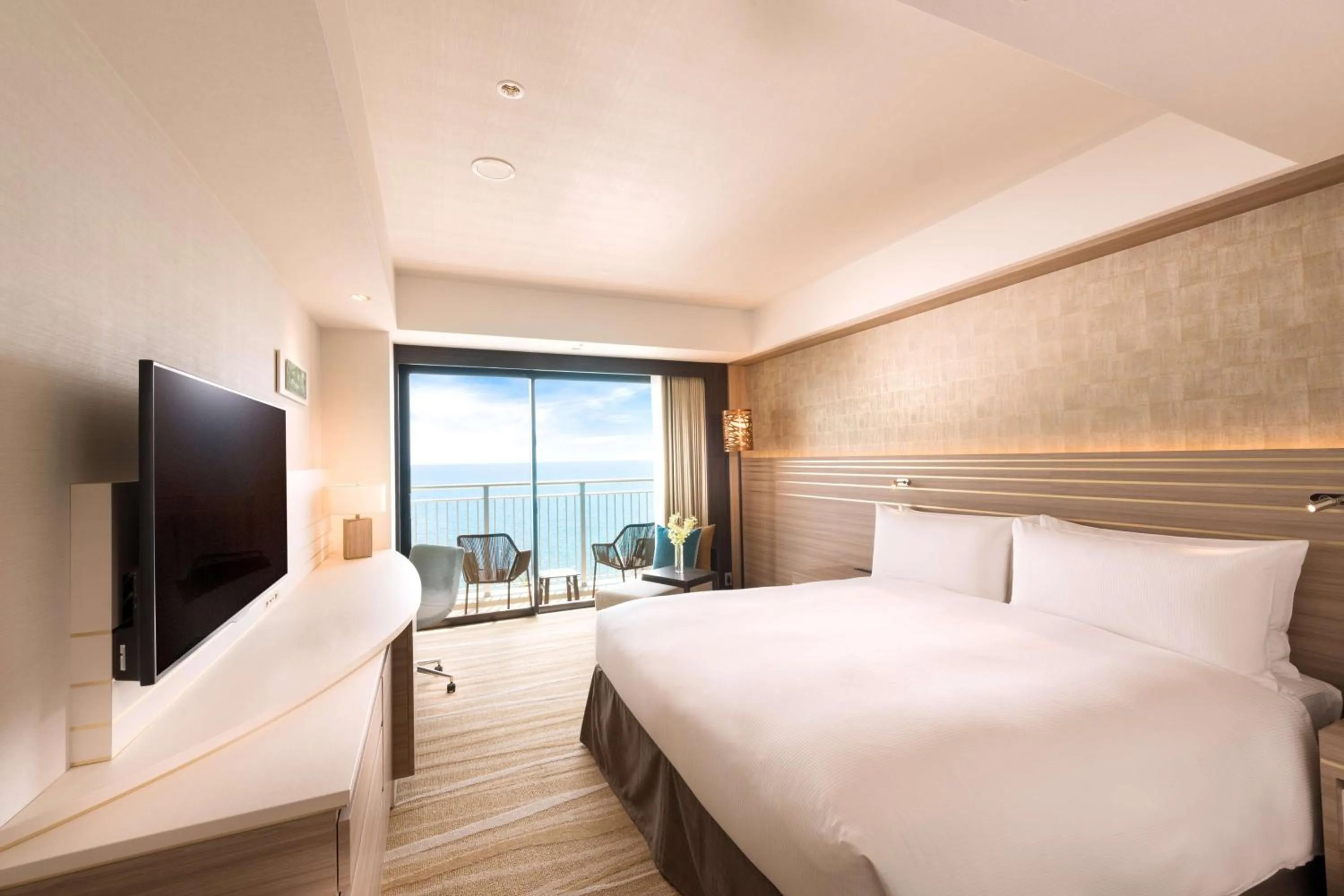 Bed in DoubleTree by Hilton Okinawa Chatan Resort