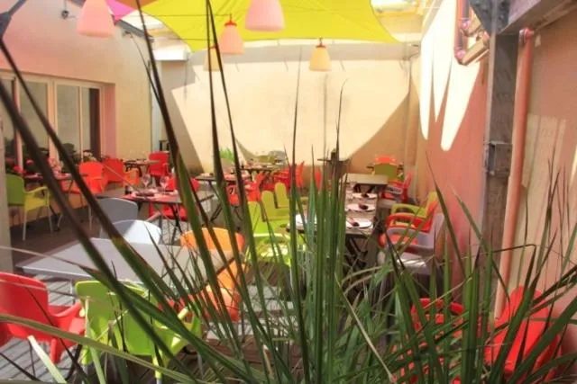 Patio in Logis Hôtel de France restaurant le Lucullus