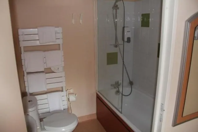Bathroom in Logis Hôtel de France restaurant le Lucullus