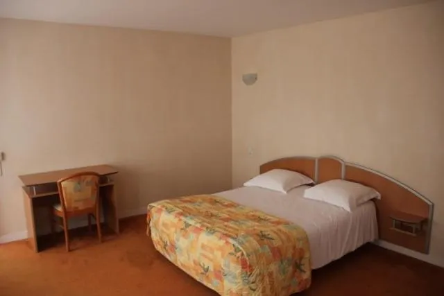 Bed in Logis Hôtel de France restaurant le Lucullus