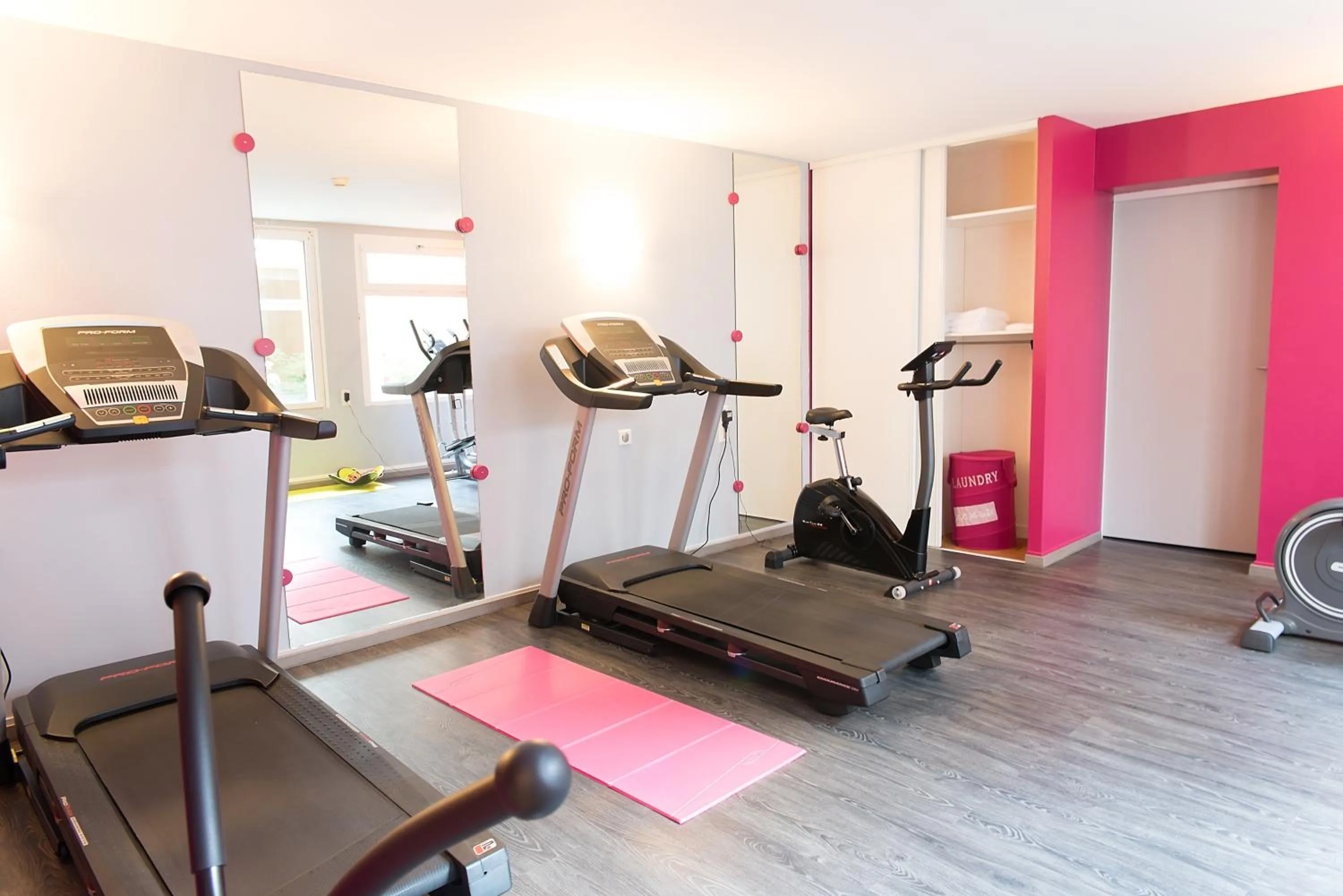 Fitness centre/facilities in Logis Hôtel de France restaurant le Lucullus