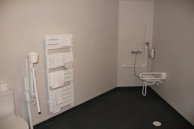 Shower in Logis Hôtel de France restaurant le Lucullus