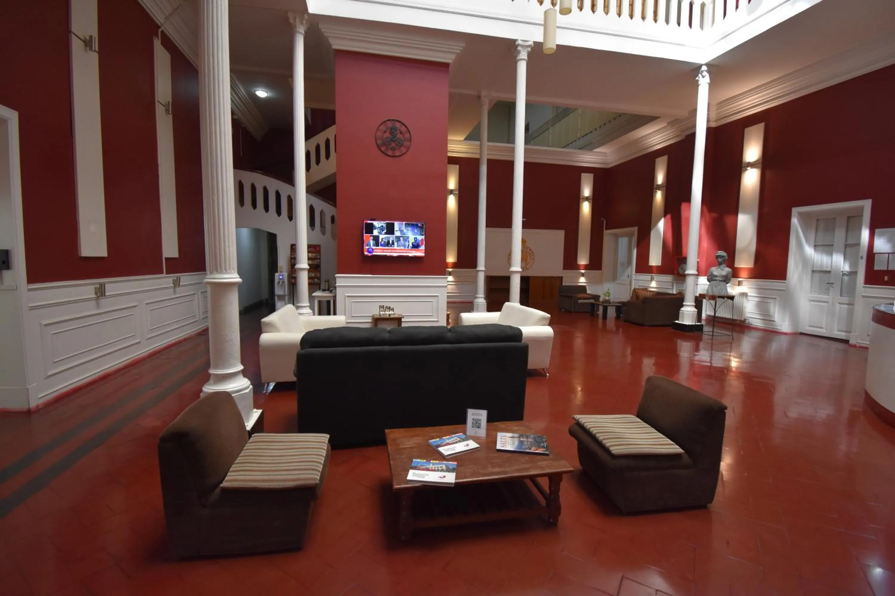 Communal lounge/ TV room in Hotel Plaza