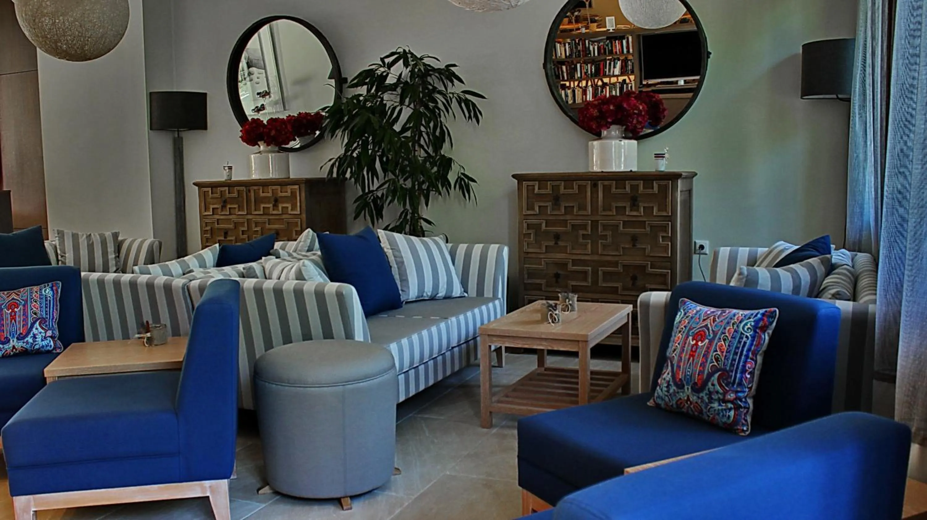 Communal lounge/ TV room in Hotel Rezi