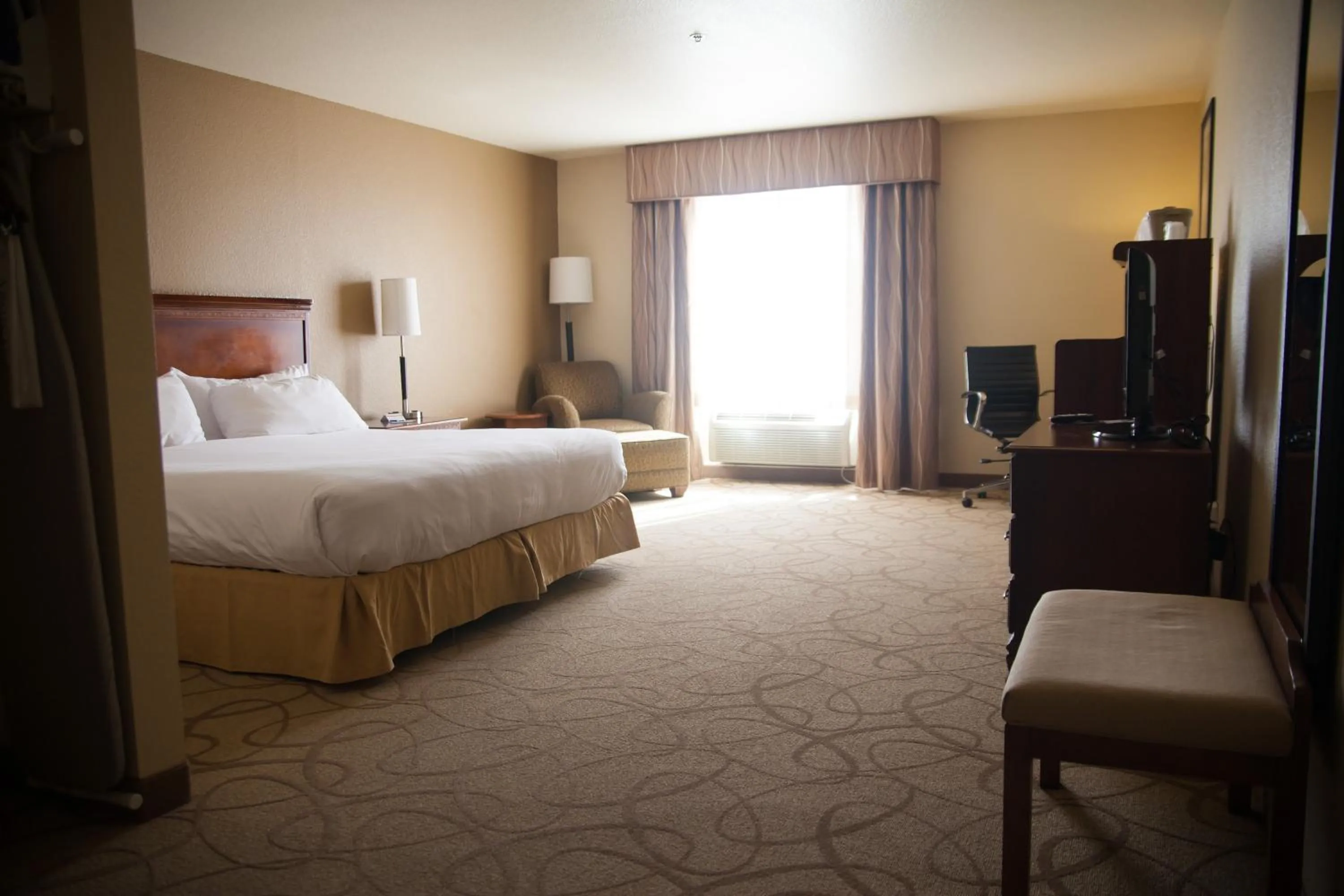 Photo of the whole room, Bed in Holiday Inn Express Hotels & Suites Mountain Home by IHG