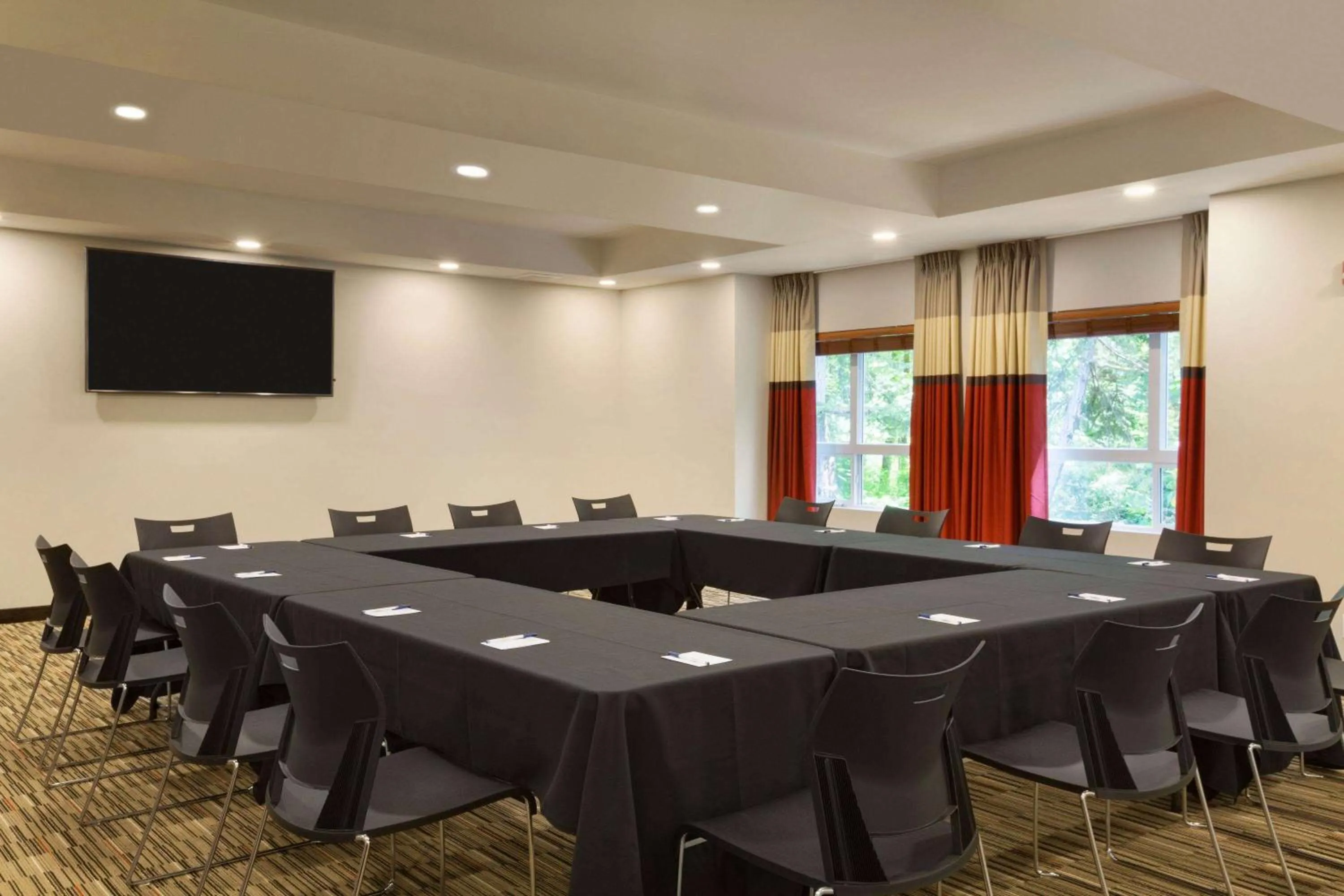 Meeting/conference room in Microtel Inn & Suites by Wyndham Oyster Bay Ladysmith