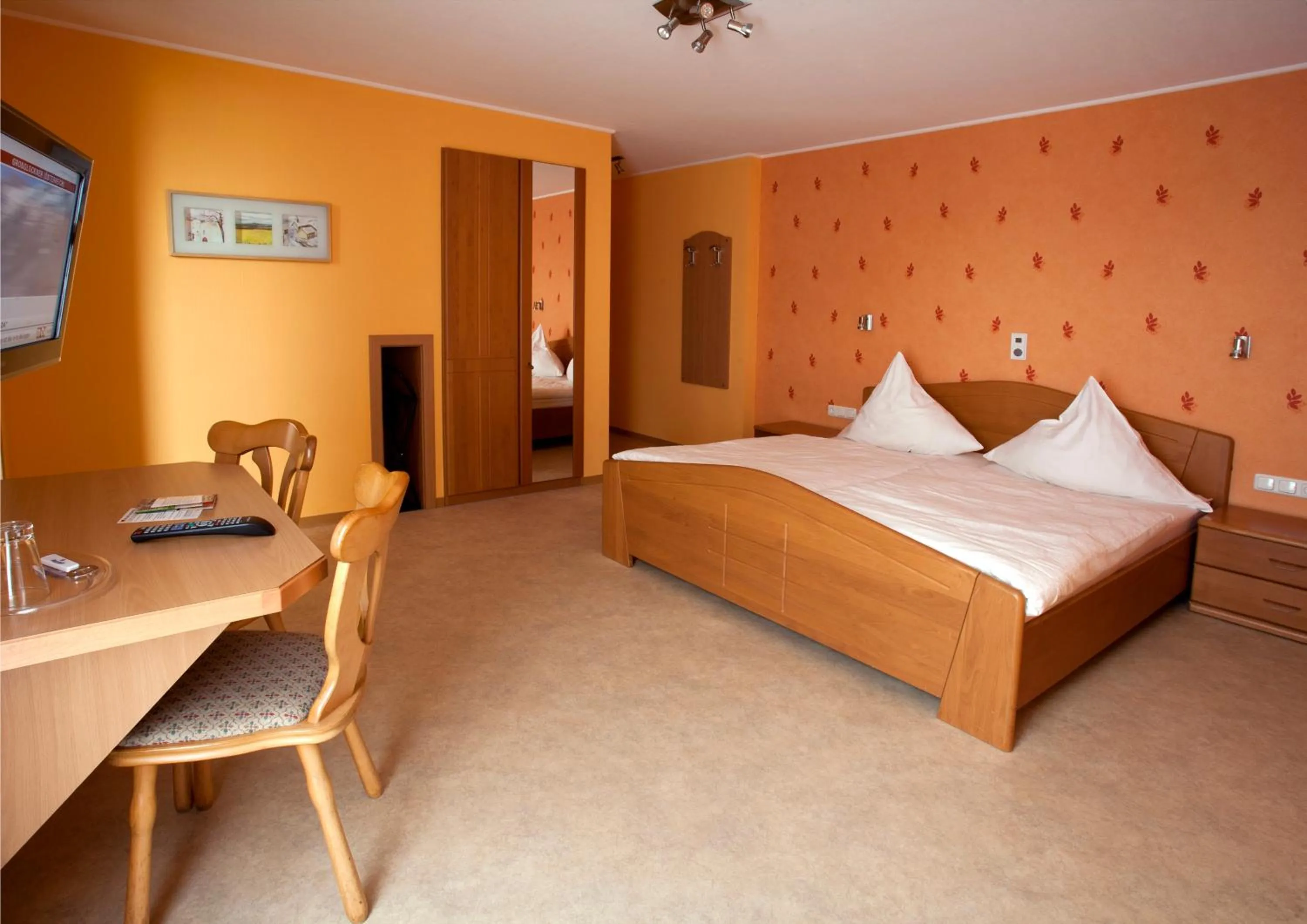 Photo of the whole room, Bed in Haus Hubertus