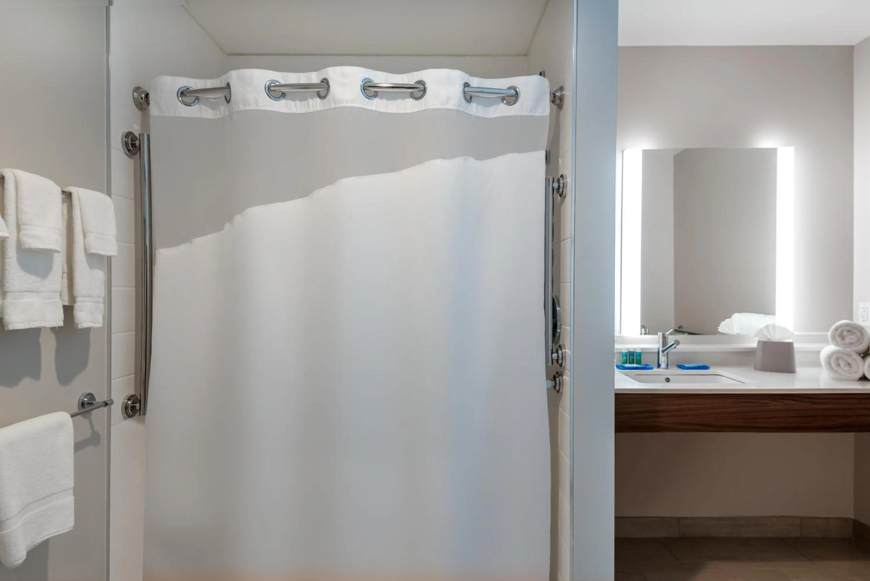 Photo of the whole room, Bed in Holiday Inn Express & Suites - Punta Gorda by IHG